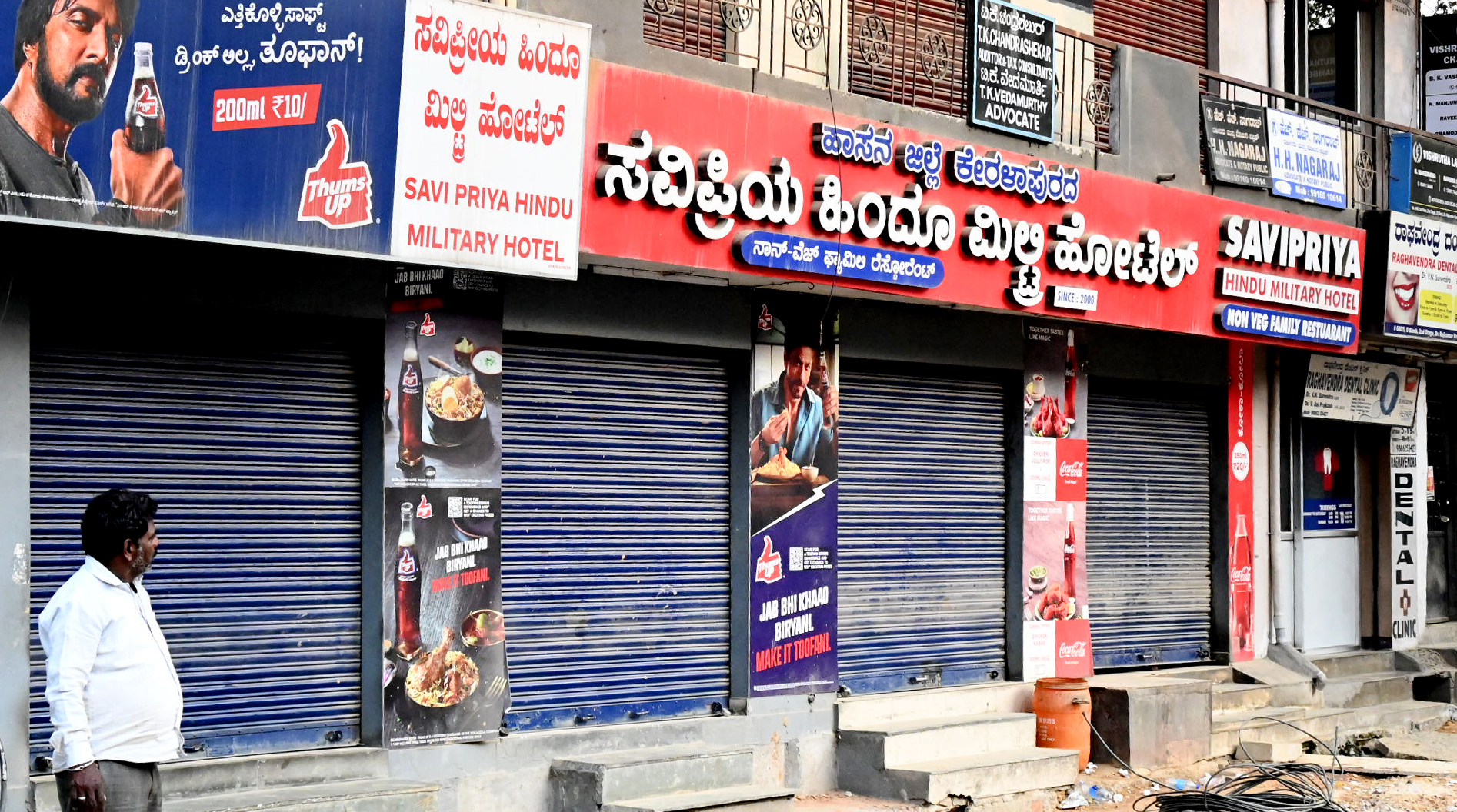 ನಗರದ ರಾಜಕುಮಾರ್ ರಸ್ತೆಯಲ್ಲಿ ಹಲವು ರೆಸ್ಟೋರೆಂಟ್ ಬಾಗಿಲು ಹಾಕಿವೆ   