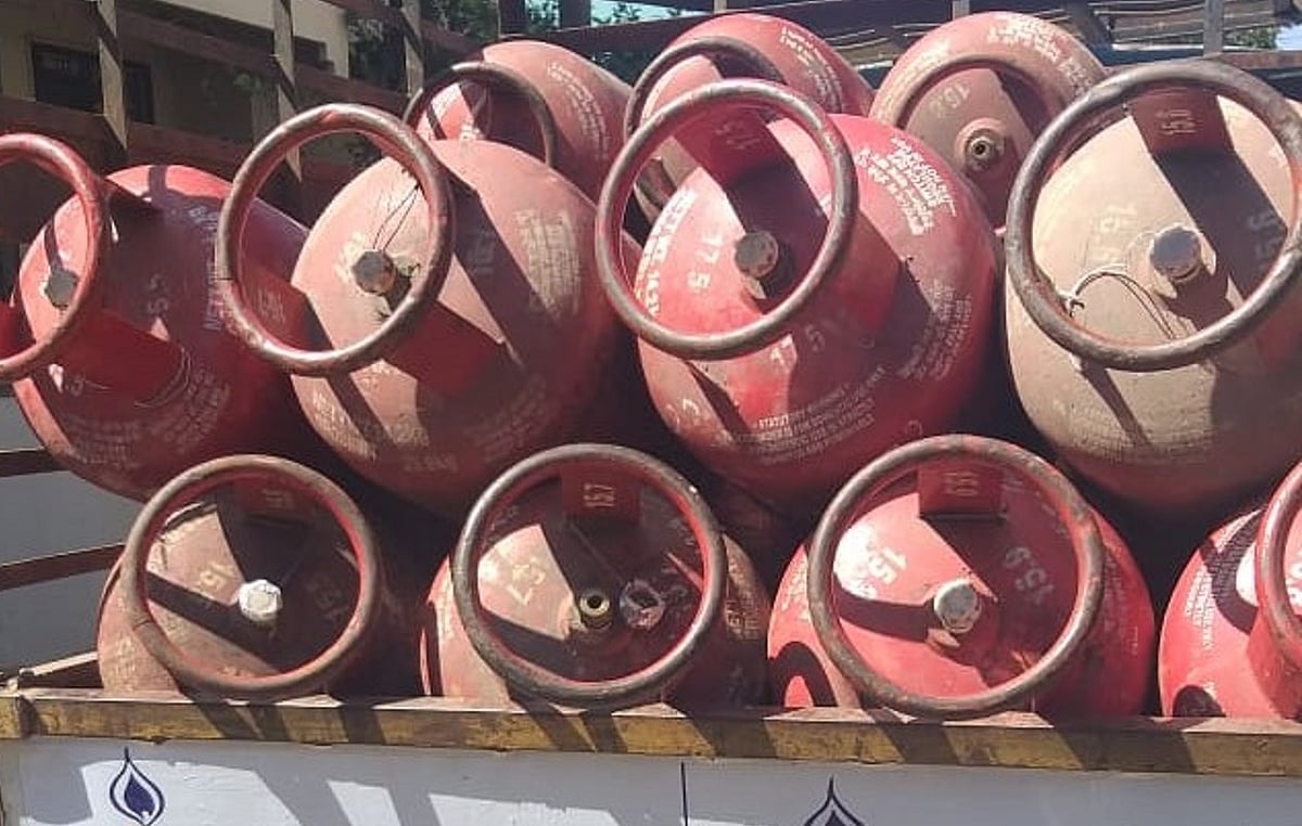 ಕೋಲಾರ | ಕೊರತೆ ನೆಪ: ಸಿಲಿಂಡರ್‌ ಮಾರಾಟದ ಕಳ್ಳಹಾದಿ!