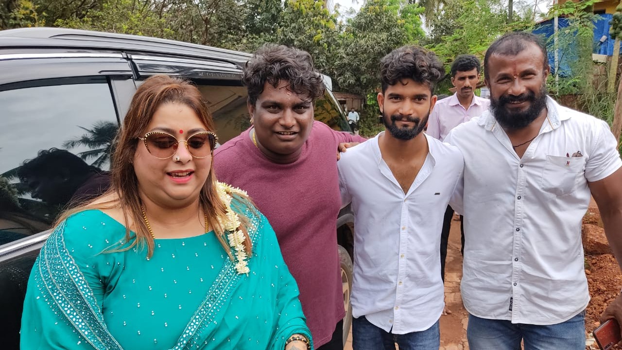 ಸ್ಯಾಂಡಲ್‌ವುಡ್ ನಟಿ ರಕ್ಷಿತಾ ಪ್ರೇಮ್ ಅವರು ಉಳ್ಳಾಲ ಸಮೀಪದ ಕುತ್ತಾರು ಕೊರಗಜ್ಜ ಕಟ್ಟೆಗೆ ಭೇಟಿ ನೀಡಿದರು. ಕಾರ್ಯಕ್ರಮವೊಂದರ ಯಶಸ್ಸಿಗಾಗಿ ಕೊರಗಜ್ಜನ ಬಳಿ ಹರಕೆ ಹೊತ್ತ ಹಿನ್ನೆಲೆಯಲ್ಲಿ ಭೇಟಿ ನೀಡಿ ಹರಕೆ ಸಲ್ಲಿಸಿದ್ದಾರೆ. ಈ ವೇಳೆ ನಾಟಕ ಕಲಾವಿದ ಕಿಶೋರ್ ಡಿ.ಕೆ. ಕಾಮಿಡಿ ಕಿಲಾಡಿಯ ಕಲಾವಿದರಾದ ಧೀರಜ್ ನೀರುಮಾರ್ಗ ಸೂರಜ್ ಪಾಂಡೇಶ್ವರ ಬೆಂಗಳೂರಿನ ಕೊರಿಯೋಗ್ರಾಫರ್ ರಾಹುಲ್ ಮತ್ತು ಪ್ರಜ್ವಲ್ ಜೊತೆಗಿದ್ದರು