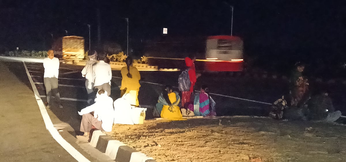 ಮೊಳಕಾಲ್ಮುರು| ಸರ್ವೀಸ್‌ ರಸ್ತೆಗೆ ಬಾರದ ಬಸ್‌ಗಳು: ರಾತ್ರಿ ವೇಳೆ ಹೆಚ್ಚಿದ ಸಮಸ್ಯೆ