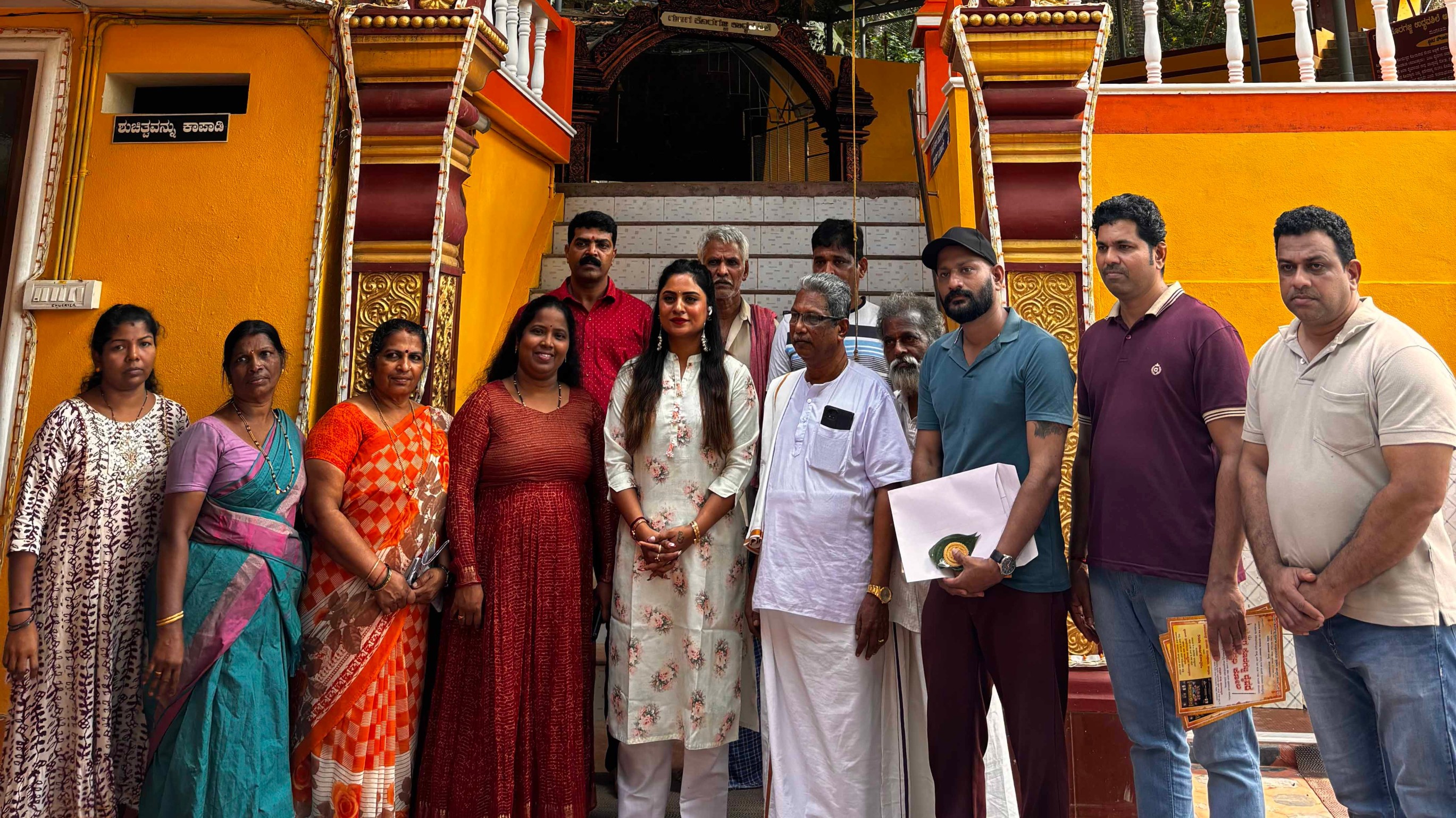 ಕಲ್ಲಾಪು ಬುರ್ದುಗೋಳಿಯ ಗುಳಿಗ ಕೊರಗಜ್ಜ ಉದ್ಭವ ಶಿಲಾ ಕ್ಷೇತ್ರಕ್ಕೆ ನಟಿ ದೀಪಿಕಾ ದಾಸ್ ಭೇಟಿ ನೀಡಿ ಪ್ರಾರ್ಥನೆ ಸಲ್ಲಿಸಿದರು