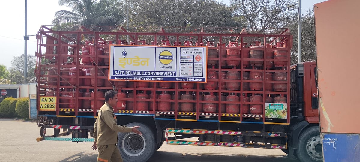 LPG ಬೆಲೆ ಏರಿಕೆ: ಟ್ರೋಲ್ ಆದ ಶೋಭಾ ಕರಂದ್ಲಾಜೆ, ಪ್ರಲ್ಹಾದ್ ಜೋಶಿ