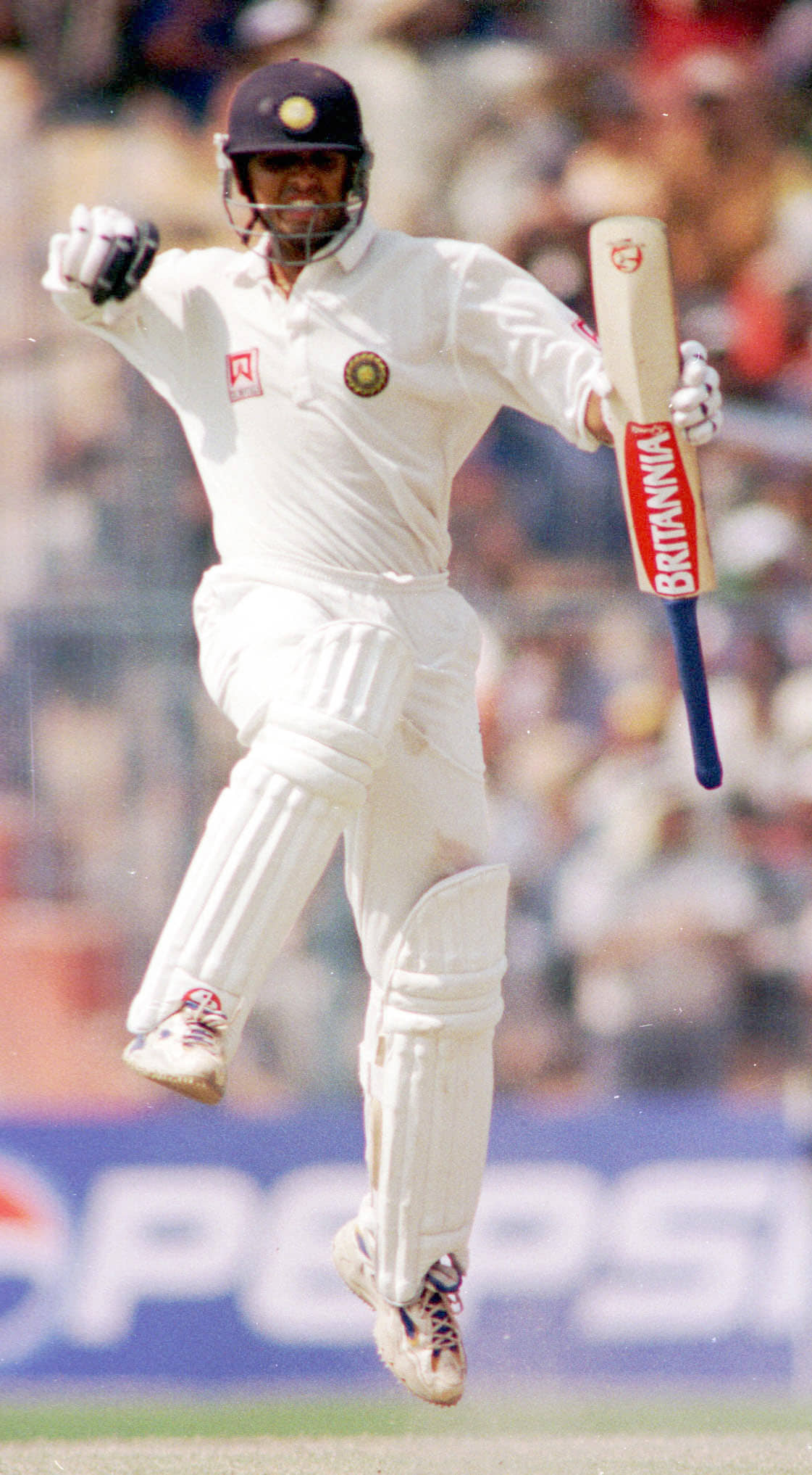 ಕೋಲ್ಕತ್ತದ ಈಡನ್ ಗಾರ್ಡನ್‌ನಲ್ಲಿ ಶತಕ ಗಳಿಸಿ ಸಂಭ್ರಮಿಸಿದ ರಾಹುಲ್ ದ್ರಾವಿಡ್ 