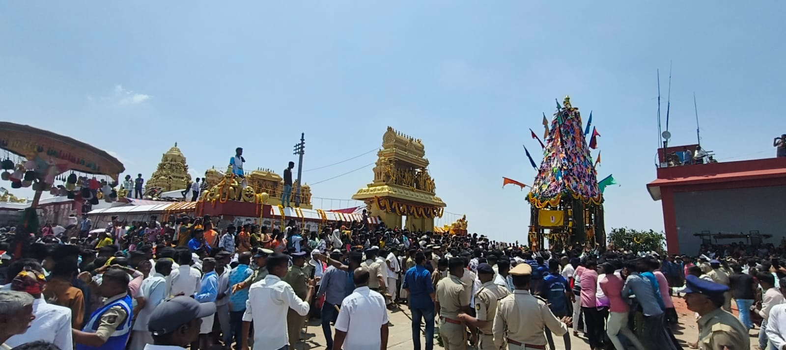 ಗುಂಡ್ಲುಪೇಟೆ ತಾಲೂಕಿನ ಶ್ರೀ ಹಿಮವದ್ ಗೋಪಾಲಸ್ವಾಮಿ ಬೆಟ್ಟದಲ್ಲಿ ಹಿಮವದ್ ಗೋಪಾಲಸ್ವಾಮಿ ಬ್ರಹ್ಮ ರಥೋತ್ಸವ ಭಾನುವಾರ ವಿಜೃಂಭಣೆಯಿಂದ ಜರುಗಿತು.