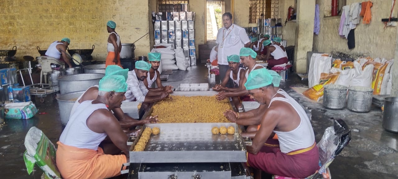ಮಲೆ ಮಹದೇಶ್ವರನ ಕ್ಷೇತ್ರದಲ್ಲಿ ಲಾಡು ಪ್ರಸಾದ ತಯಾರಿಕೆಯಲ್ಲಿ ನಿರತರಾಗಿರುವ ಅಡುಗೆ ಸಿಬ್ಬಂದಿ
