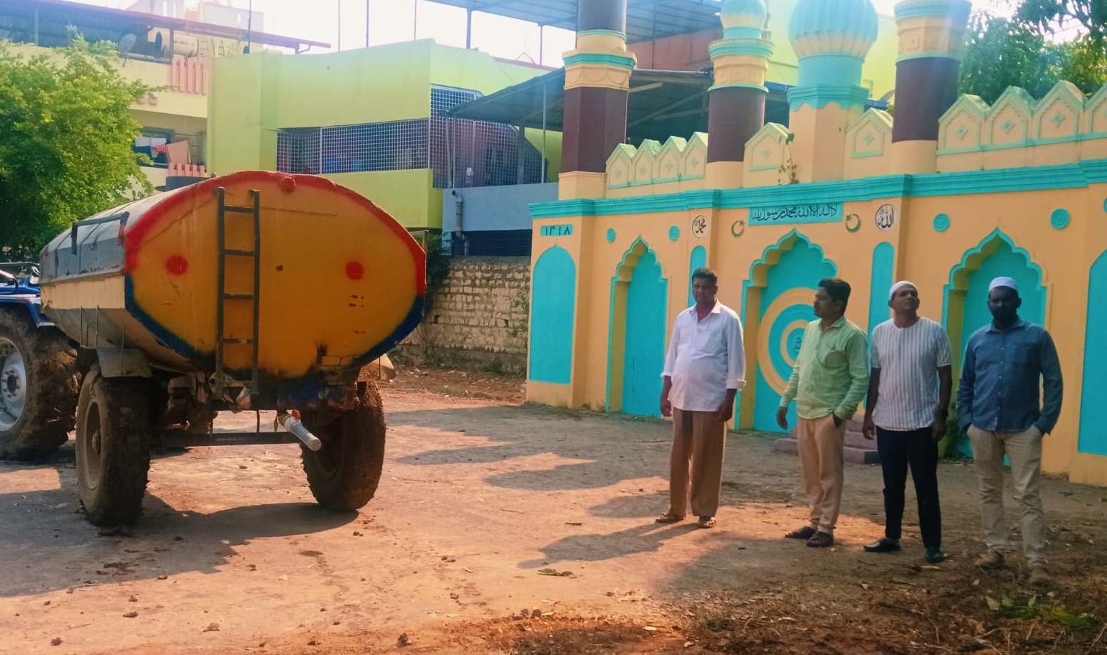 ತರೀಕೆರೆ ಪಟ್ಟಣದ ಈದ್ಗಾ ಮೈದಾನ ಸಿದ್ಧತೆ ನಡೆಯುತ್ತಿರುವುದು