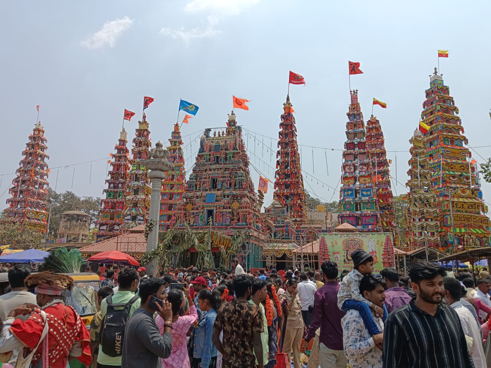 ಹುಸ್ಕೂರು ಮದ್ದೂರಮ್ಮ ದೇವಿ ದೇವಾಲಯದ ಆವರಣದಲ್ಲಿ ನೆರದಿದ್ದ ತೇರುಗಳ ಕಣ್ತುಂಬಿಕೊಂಡ ಭಕ್ತರು