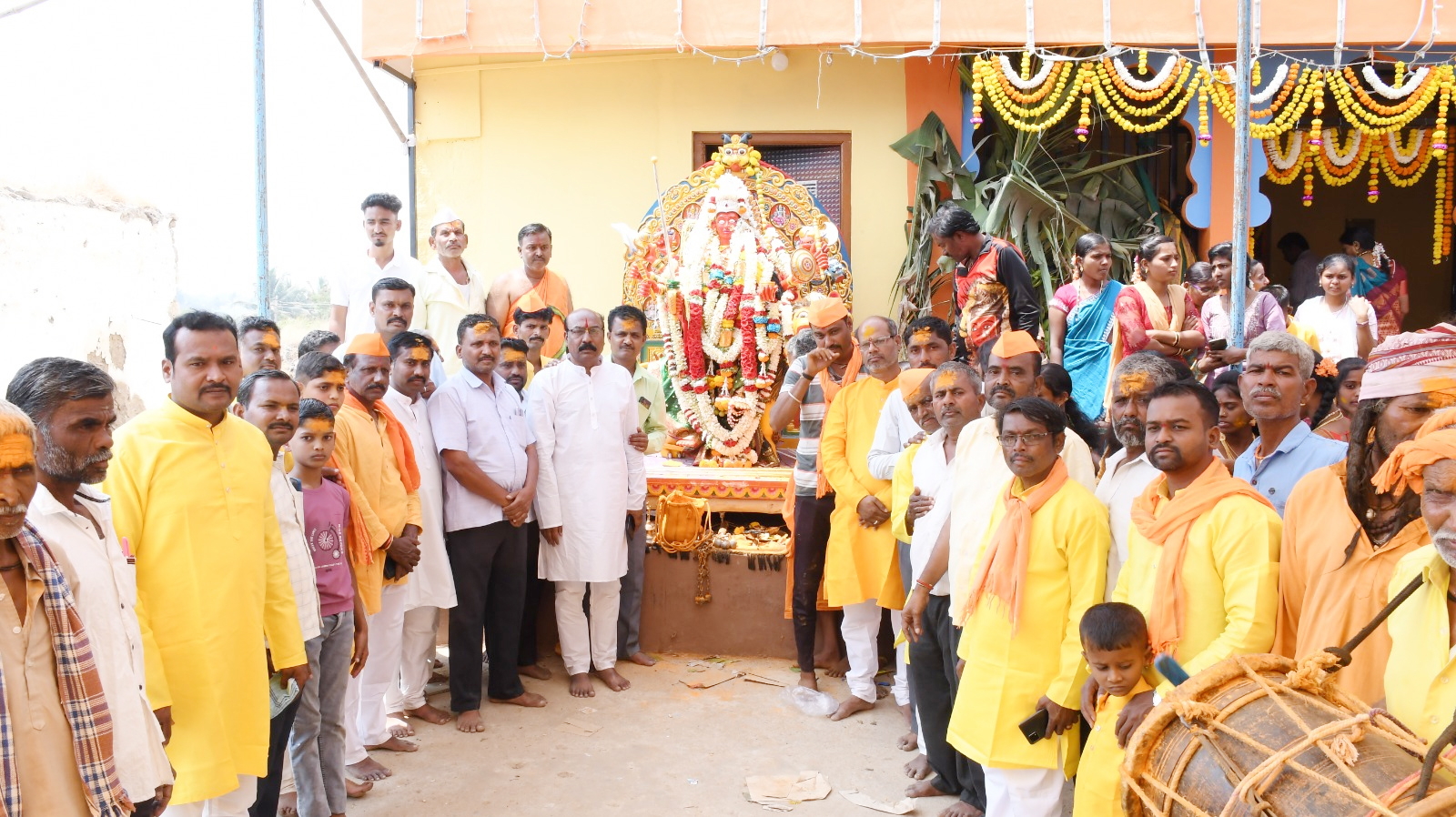 ಕೌಜಲಗಿ ಪಟ್ಟಣದಲ್ಲಿ ನಡೆದ ಗ್ರಾಮ ದೇವತೆಯರ ಜಾತ್ರಾ ಮಹೋತ್ಸವದ ಸಂಭ್ರಮದಲ್ಲಿ ದ್ಯಾಮವ್ವ ದೇವಿ ಹೊನ್ನಾಟಕ್ಕೆ ಸಾಗುವ ಮೊದಲು ಭಕ್ತರಿಂದ ಪೂಜೆ ಸಲ್ಲಿಸಲಾಯಿತು 