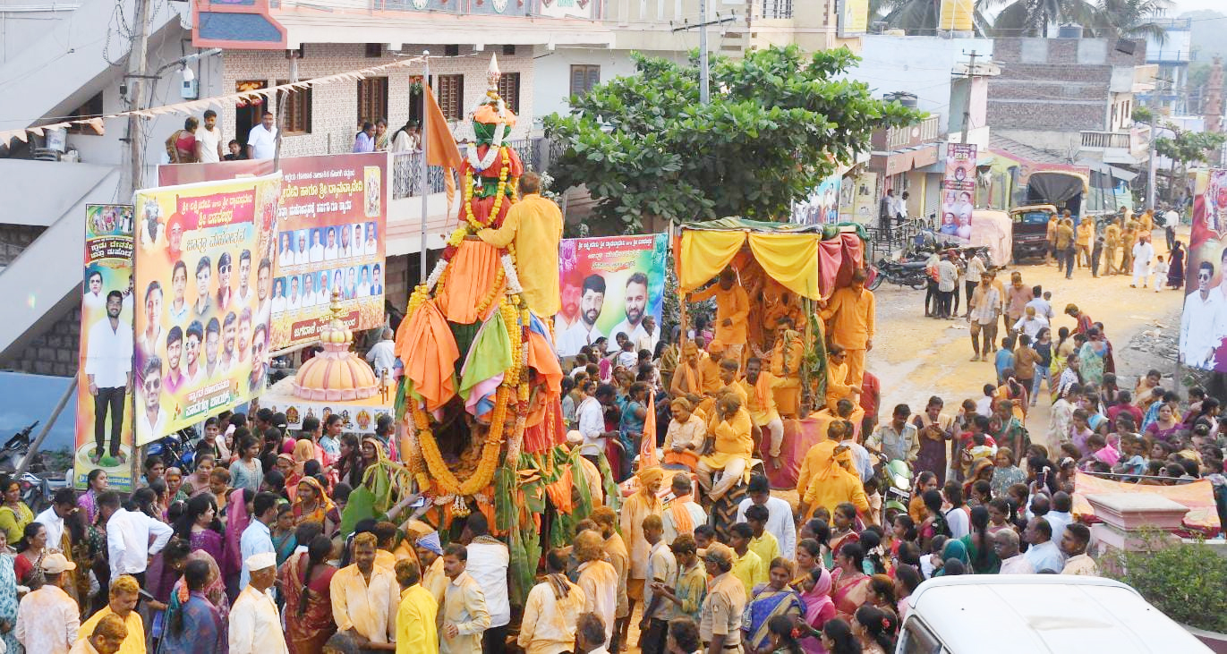 ಕೌಜಲಗಿಯಲ್ಲಿ ಗ್ರಾಮ ದೇವತೆಯರಾದ ಲಕ್ಷ್ಮಿ ದ್ಯಾಮವ್ವದೇವಿಯ ಭವ್ಯ ರಥೋತ್ಸವ ಜರುಗಿತು