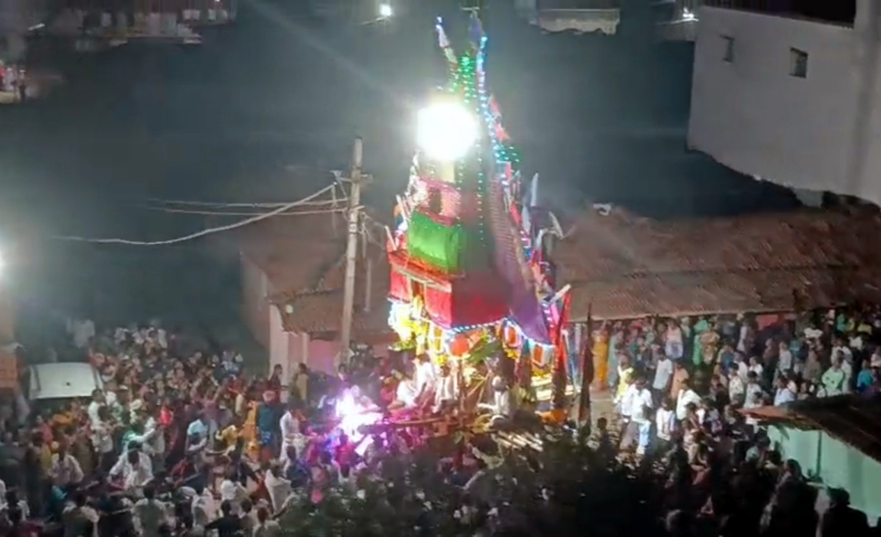 ಅಪಾರ ಭಕ್ತರ ಜಯಘೋಷಗಳ ನಡುವೆ ಚಾಮುಂಡಾಂಬೆ ಪಲ್ಲಕ್ಕಿ ವಿಜಯೋತ್ಸವ ಸಾಗಿತು.