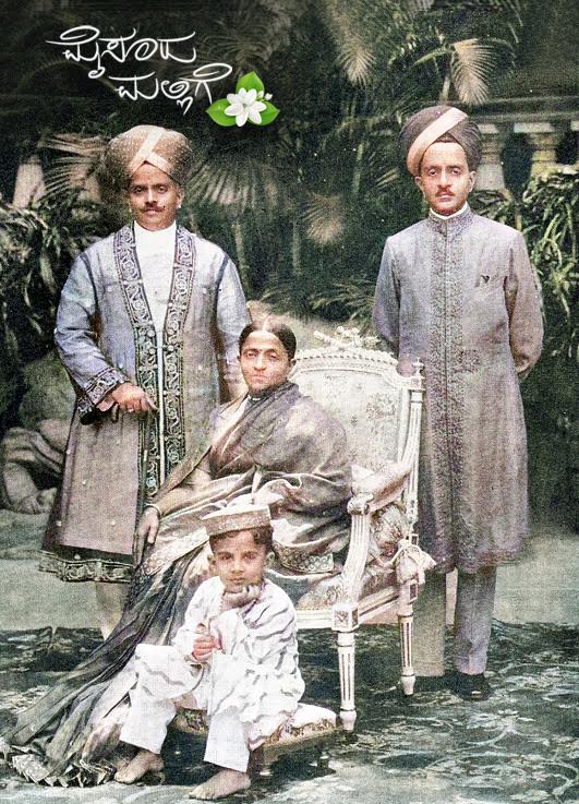 ಪುತ್ರರಾದ ಮಹಾರಾಜ ನಾಲ್ವಡಿ ಕೃಷ್ಣರಾಜ ಒಡೆಯರ್‌, ಯುವರಾಜ ನರಸಿಂಹರಾಜ ಒಡೆಯರ್ ಹಾಗೂ ಮೊಮ್ಮಗ ಜಯಚಾಮರಾಜೇಂದ್ರ ಅವರೊಂದಿಗೆ  ಕೆಂಪನಂಜಮ್ಮಣ್ಣಿ. 