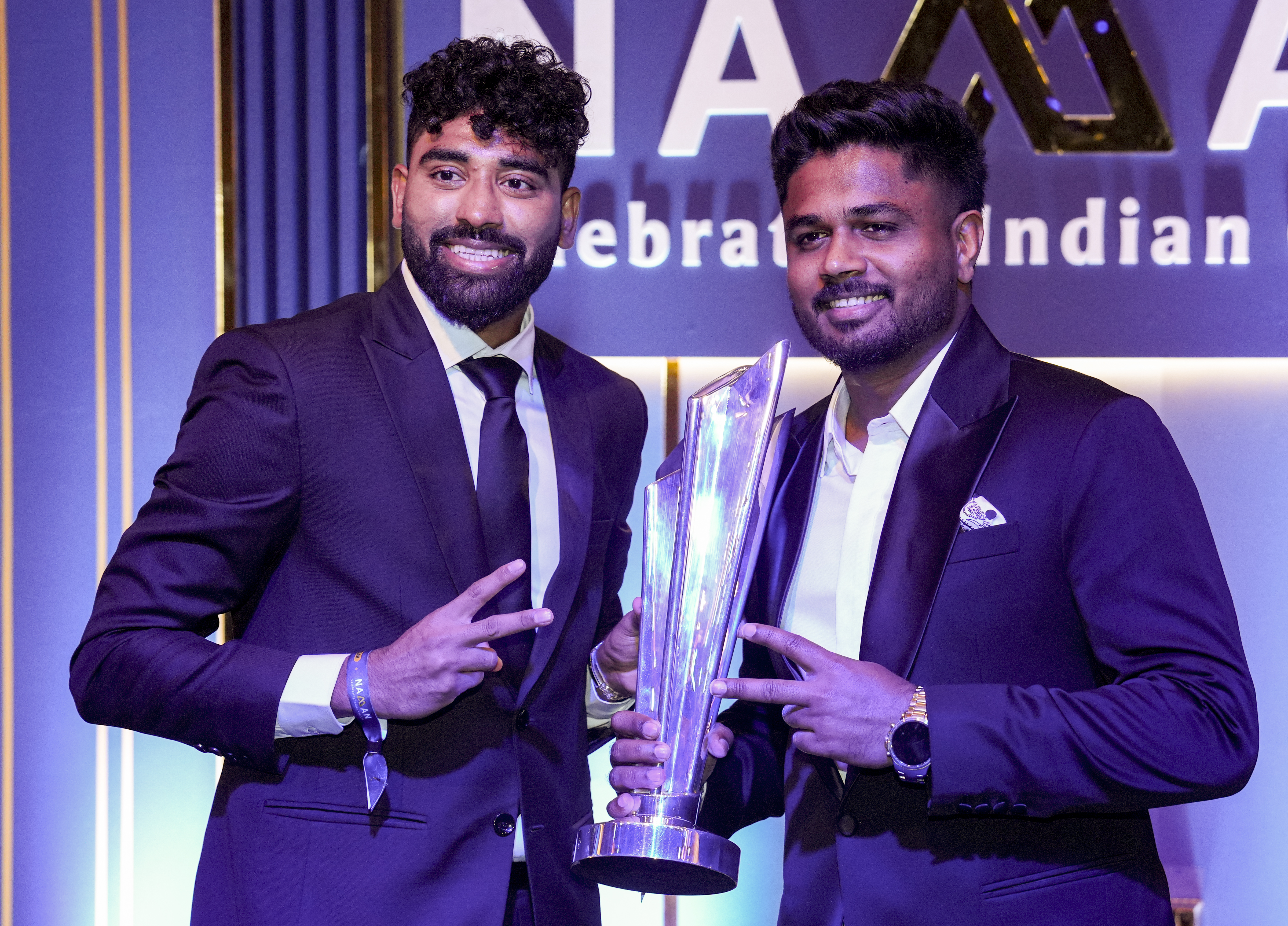 ನವದೆಹಲಿಯಲ್ಲಿ ಭಾನುವಾರ ನಡೆದ ಬಿಸಿಸಿಐ ನಮನ್ ಪ್ರಶಸ್ತಿ ಪ್ರದಾನ ಸಮಾರಂಭದಲ್ಲಿ ಭಾರತ ತಂಡದ ಮೊಹಮ್ಮದ್ ಸಿರಾಜ್ ಮತ್ತು ಸಂಜು ಸ್ಯಾಮ್ಸನ್ ಅವರು ಈಚೆಗೆ ಜಯಿಸಿದ ಟಿ20 ವಿಶ್ವಕಪ್ ಟ್ರೋಫಿಯೊಂದಿಗೆ ಕಾಣಿಸಿಕೊಂಡರು