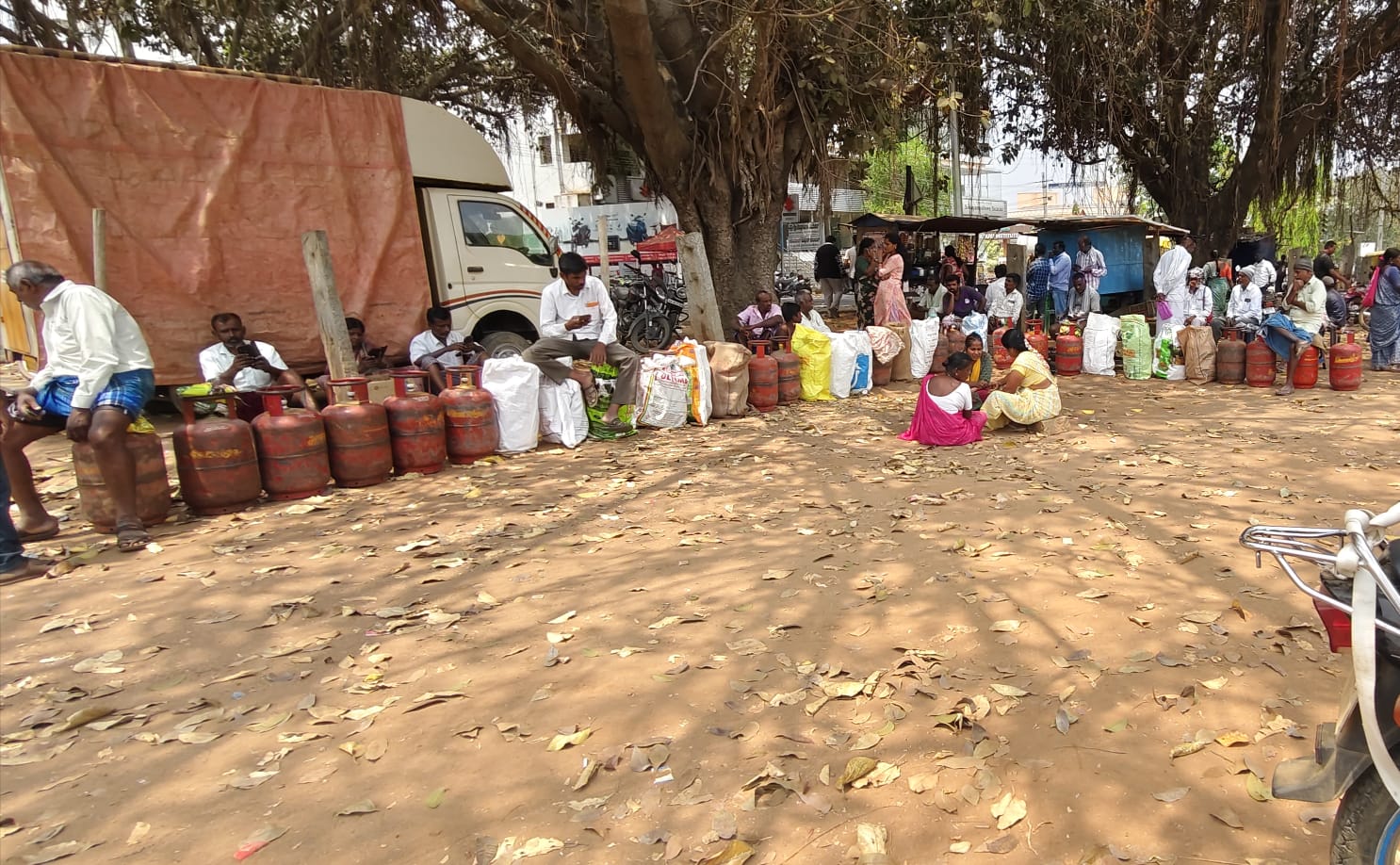ನಗರದ ಶಿವಕುಮಾರ ಸ್ವಾಮಿಜಿ ವೃತ್ತದ ಬಳಿ ನೊಂದಾಣಿಯಾದ ಸಿಲಿಂಡರ್ ಪಡೆಯಲು ಸಾಲುಗಟ್ಟಿರುವ ಸಿಲಿಂಡರ್.