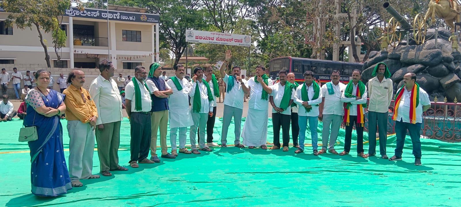 ಹಳಿಯಾಳದಲ್ಲಿ ನಡೆದ ಪ್ರತಿಭಟನೆಯಲ್ಲಿ ರೈತ ಸಂಘದ ರಾಜ್ಯ ಘಟಕದ ಅಧ್ಯಕ್ಷ ಚಿನ್ನಪ್ಪಾ ಪೂಜಾರಿ ಮಾತನಾಡಿದರು 