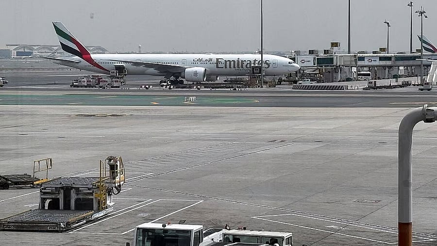 ಡ್ರೋನ್‌ ದಾಳಿಯಿಂದ ದುಬೈ ಏರ್‌ಪೋರ್ಟ್‌ ಬಳಿ ಬೆಂಕಿ: ವಿಮಾನಗಳ ಕಾರ್ಯಾಚರಣೆ ಸ್ಥಗಿತ