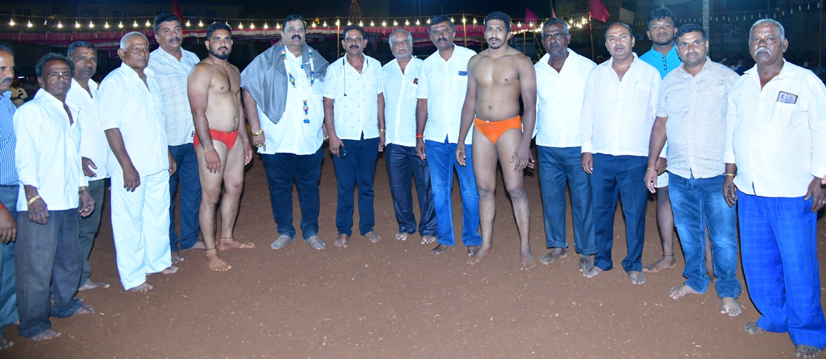 ಬೀರೂರಿನ ಕಿತ್ತೂರು ರಾಣಿ ಚನ್ನಮ್ಮ ಕ್ರೀಡಾಂಗಣದ ಆವರಣದಲ್ಲಿ ಬೀರೂರು ಶಿವಾಜಿ ವ್ಯಾಯಾಮ ಶಾಲೆ ಪುರಸಭೆ ಹಾಗೂ ಸಾರ್ವಜನಿಕರ ಸಂಯುಕ್ತಾಶ್ರಯದಲ್ಲಿ ನಡೆದ ಕುಸ್ತಿ ಪಂದ್ಯಾವಳಿಯಲ್ಲಿ ಭಾನುವಾರ ಅಪೆಕ್ಸ್‌ ಬ್ಯಾಂಕ್‌ ನಿರ್ದೇಶಕ ಬೆಳ್ಳಿಪ್ರಕಾಶ್‌ ಅಖಾಡಾಕ್ಕೆ ಭೇಟಿ ನೀಡಿ ಕುಸ್ತಿಪಟುಗಳಿಗೆ ಶುಭ ಹಾರೈಸಿದರು.