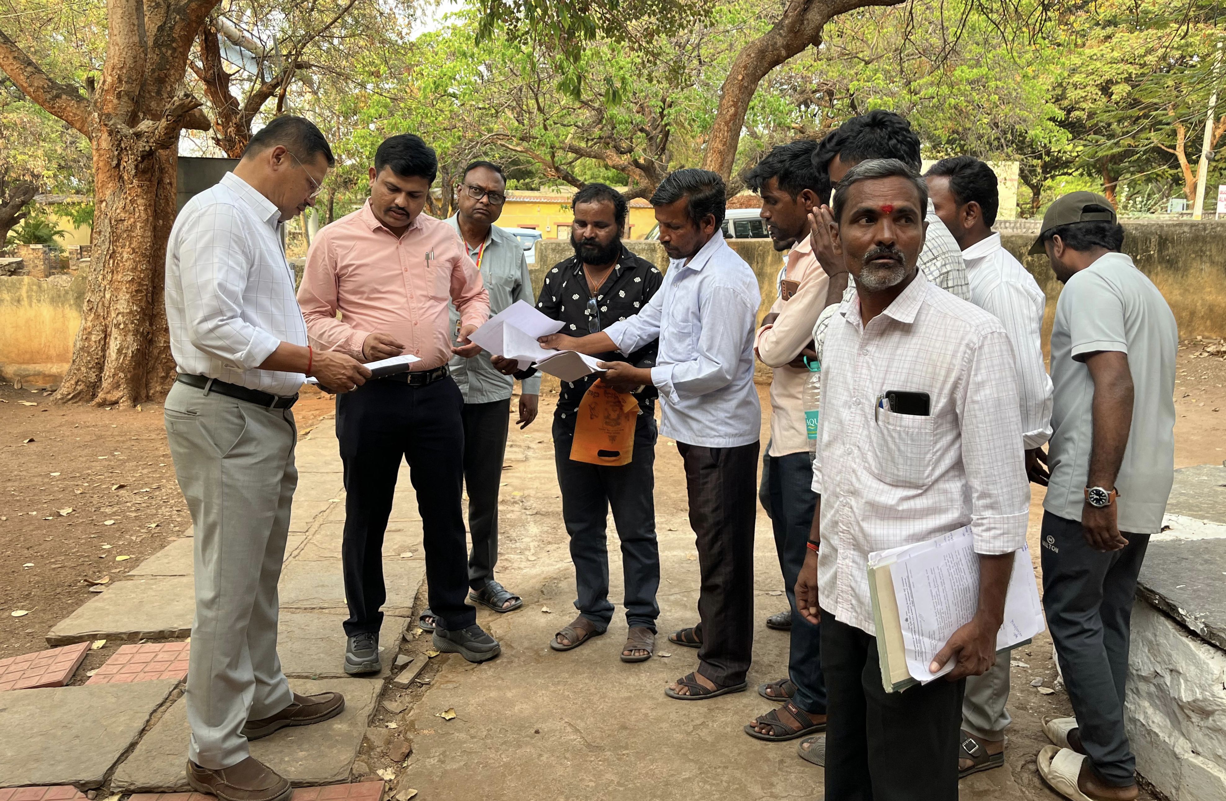 ಆಲಮಟ್ಟಿ ಯುಕೆಪಿಯ ಪುನರ್ವಸತಿ ಅಧಿಕಾರಿಗಳ ಕಚೇರಿಗಳ ಮೇಲೆ ಲೋಕಾಯುಕ್ತ ಪೊಲೀಸರು ಸೋಮವಾರ ದಾಳಿ ನಡೆಸಿದಾಗ ಸಂತ್ರಸ್ತರು ತಮ್ಮ ಸಮಸ್ಯೆಗಳ ಕುರಿತು ಲೋಕಾಯುಕ್ತ ಪೊಲೀಸರಿಗೆ ಮಾಹಿತಿ‌ ನೀಡಿದರು