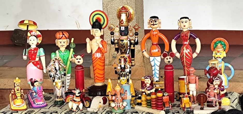 ಶಿಬಿರದಲ್ಲಿ ಗಮನ ಸೆಳೆದ ಚನ್ನಪಟ್ಟಣದ ವೈವಿಧ್ಯಮಯ ಗೊಂಬೆಗಳು