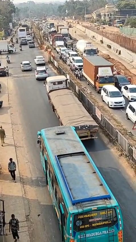 ಕಟಪಾಡಿ ಬಳಿ ರಾಷ್ಟ್ರೀಯ ಹೆದ್ದಾರಿಯಲ್ಲಿ ವಾಹನಗಳ ಸಾಲು