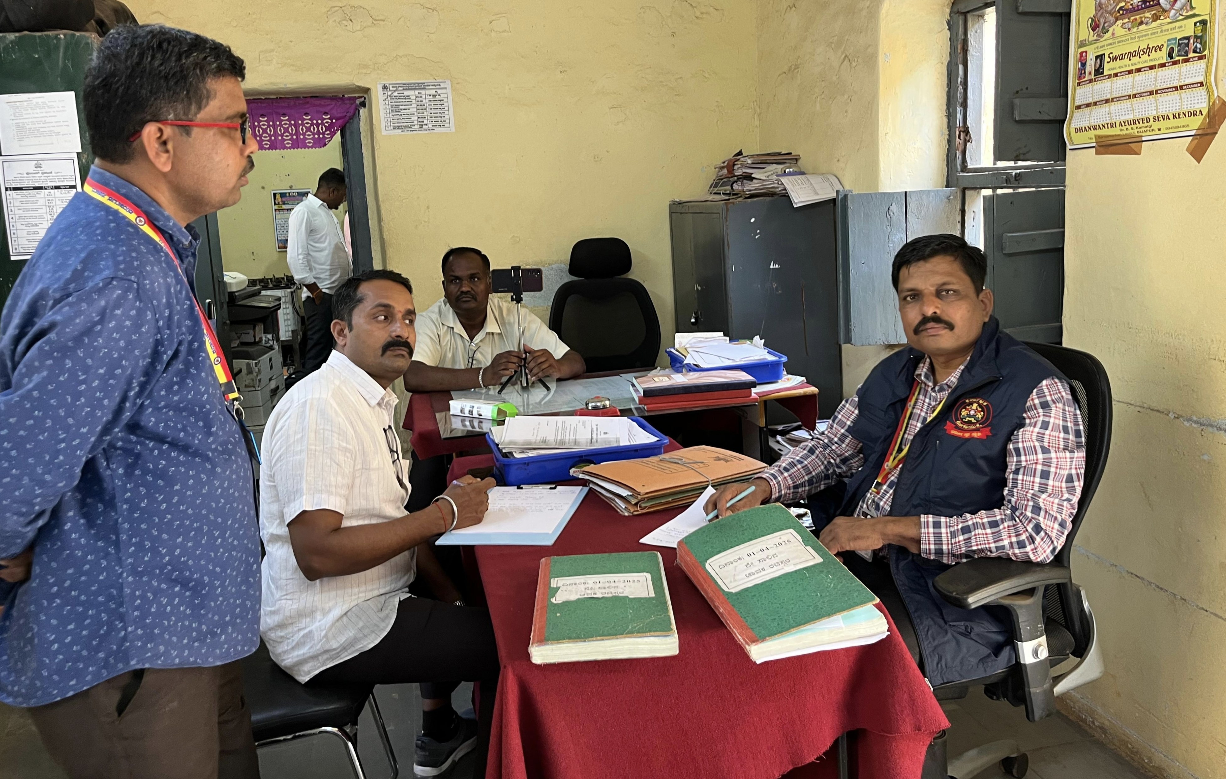 ಆಲಮಟ್ಟಿ ಯುಕೆಪಿಯ ವಿಶೇಷ ಭೂಸ್ವಾಧಿನಾಧಿಕಾರಿಗಳ ಕಚೇರಿ ಮತ್ತು ಪುನರ್ವಸತಿ ಅಧಿಕಾರಿಗಳ ಕಚೇರಿಗಳ ಮೇಲೆ ಲೋಕಾಯುಕ್ತ ಪೊಲೀಸರು ಸೋಮವಾರ ದಾಳಿ ನಡೆಸಿ ದಾಖಲೆ ಪರಿಶೀಲಿಸಿದರು