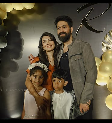 ತಾರೆಯರ ಸಮ್ಮುಖದಲ್ಲಿ ಪತ್ನಿ ರಾಧಿಕಾ ಪಂಡಿತ್ ಹುಟ್ಟುಹಬ್ಬ ಆಚರಿಸಿದ ನಟ ಯಶ್