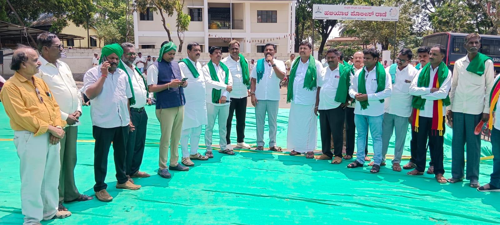 ಹಳಿಯಾಳದಲ್ಲಿ ಕಾಳಿ ನದಿಯಿಂದ ತಾಲೂಕಿನ ಕೆರೆಗಳಿಗೆ ನೀರು ತುಂಬಿಸುವ ಯೋಜನೆ ಶೀಘ್ರವಾಗಿ ಕಾರ್ಯಗತಗೊಳಿಸಬೇಕೆಂದು ಆಗ್ರಹಿಸಿ ನಡೆಸುತ್ತಿರುವ ಪ್ರತಿಭಟನಾ ಧರಣಿಯಲ್ಲಿ ರೈತ ಸಂಘದ ರಾಜ್ಯಾಧ್ಯಕ್ಷ ಚಿನ್ನಪ್ಪಾ ಪೂಜಾರಿ ಮಾತನಾಡಿದರು. ಮುಖಂಡ ನಾಗೇಂದ್ರ ಜಿವೋಜಿ ಕುಮಾರ ಬೋಬಾಟಿ ಮತ್ತಿತರರು ಪಾಲ್ಗೋಂಡಿದ್ದರು.