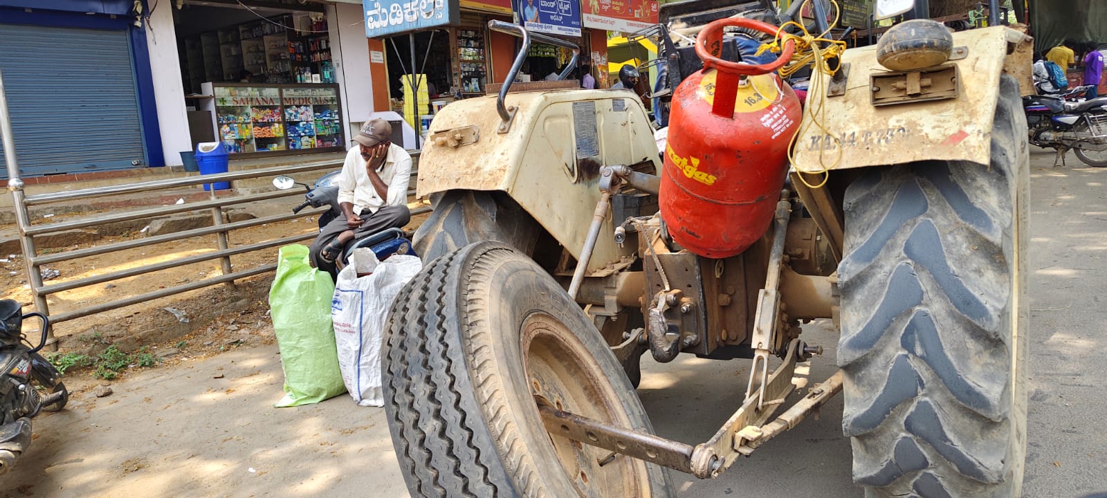 ಸಿಲಿಂಡರ್ ಪಡೆಯಲು ಟ್ಯಾಕ್ಟರ್‌ಗೆ ಕಟ್ಟಿಕೊಂಡು ಬಂದಿರುವ ಗ್ರಾಹಕ