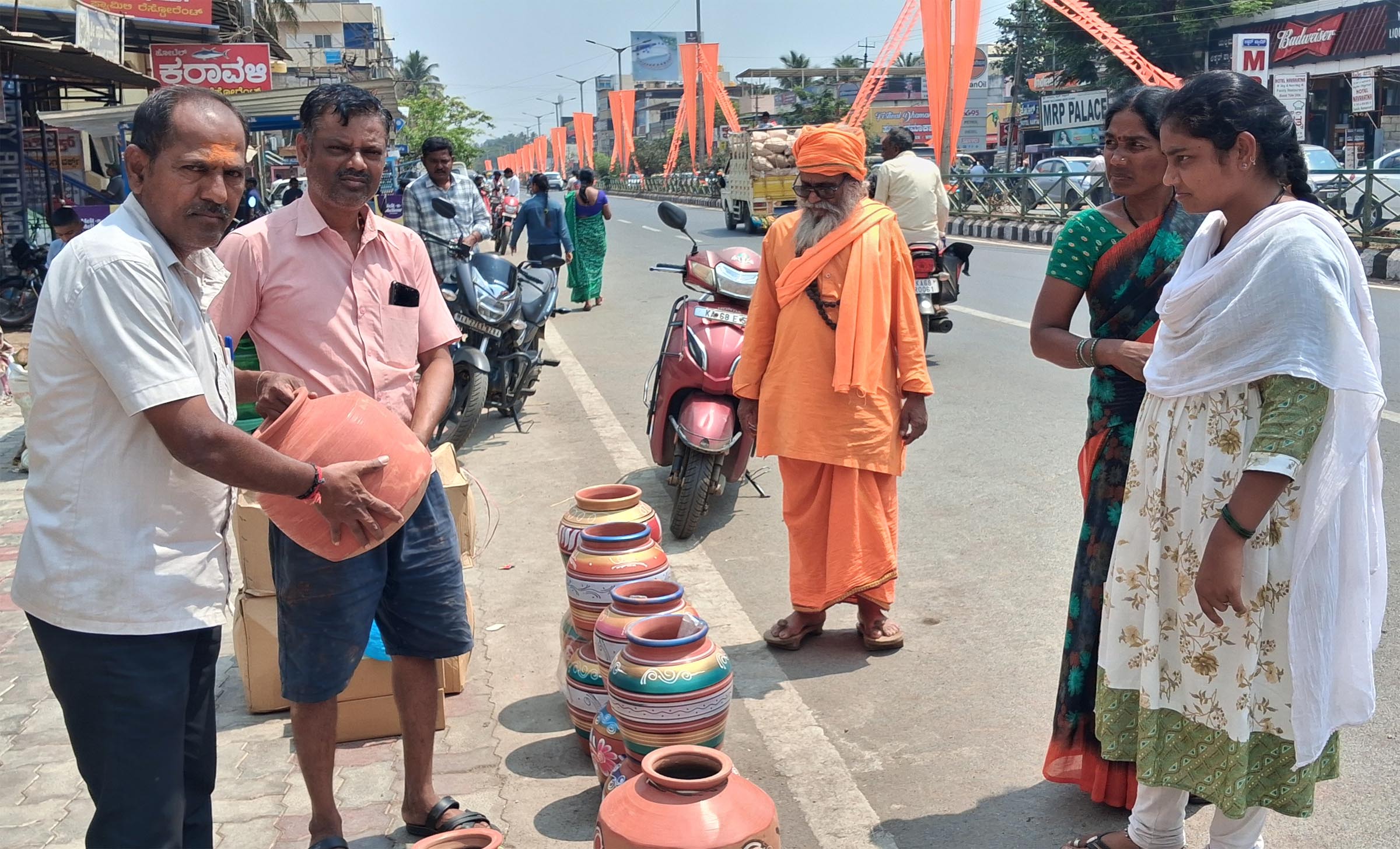 ರಾಣೆಬೆನ್ನೂರಿನ ಹಳೆ ಪಿ.ಬಿ.ರಸ್ತೆಯ ಎಸ್‌ಬಿಐ ಬ್ಯಾಂಕಿನ ಎದುರುಗಡೆ ರಸ್ತೆಯಲ್ಲಿ ಮಾರಾಟಕ್ಕೆ ಇಟ್ಟಿದ್ದ ಬಣ್ಣಬಣ್ಣದ ಮಣ್ಣಿನ ಹೂಜಿ 