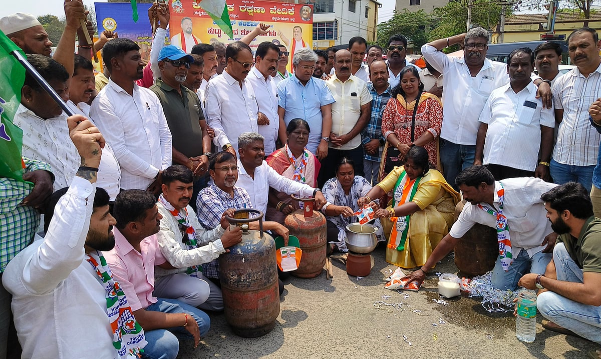 ಗ್ಯಾಸ್ ಕೊರತೆ: ಕಾಂಗ್ರೆಸ್‌ನಿಂದ ಸೌದೆ ಒಲೆಯಲ್ಲಿ ಟೀ ತಯಾರಿಸಿ ವಿನೂತ ಪ್ರತಿಭಟನೆ