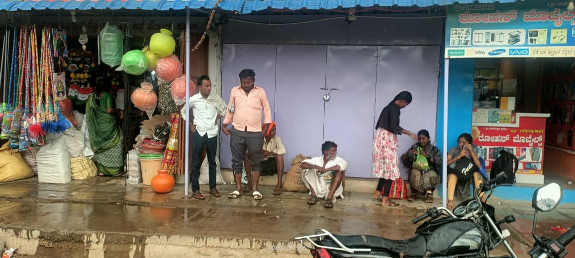 ಕವಿತಾಳದಲ್ಲಿ ಸೋಮವಾರ ಸುರಿದ ಮಳೆಯಿಂದ ಜನರು ಅಂಗಡಿ ಮುಂದೆ ರಕ್ಷಣೆ ಪಡೆದರು.