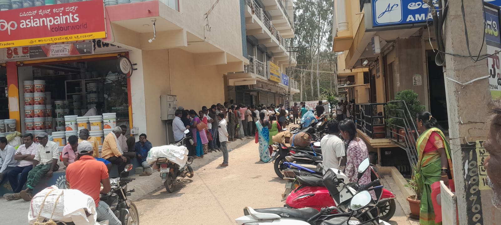 ನಗರದ ಭಾರತ್ ಗ್ಯಾಸ್ ಕಚೇರಿಯ ಎದುರು ನೊಂದಾಣಿಗೆ ಸಾಲುಗಟ್ಟಿ ನಿಂತಿರುವ ಗ್ರಾಹಕರು.