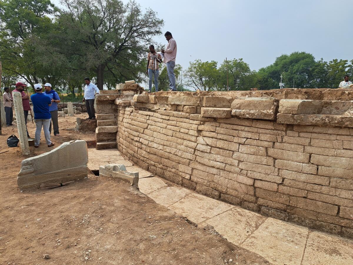 ಸನ್ನತಿ ಬೌದ್ಧ ಮಹಾಸ್ತೂಪದ ಹೊರಭಾಗದ ಕಲ್ಲುಗಳನ್ನು ಎಎಸ್‌ಐ ಸಿಬ್ಬಂದಿ 2023ರಲ್ಲಿ ಜೋಡಿಸಿದ ದೃಶ್ಯ