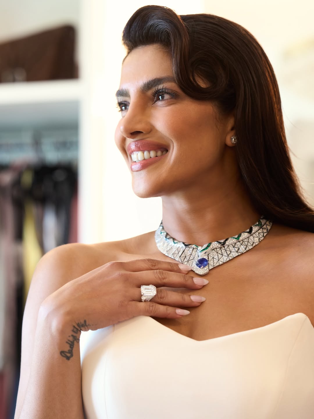 ಪ್ರಿಯಾಂಕಾ ಅವರು ಧರಿಸಿದ ಉಡುಗೆಗೆ ಹೊಂದಿಕೆಯಾಗುವಂತೆ ಬುಲ್ಗರಿ ಆಭರಣ ಧರಿಸಿದ್ದರು. 