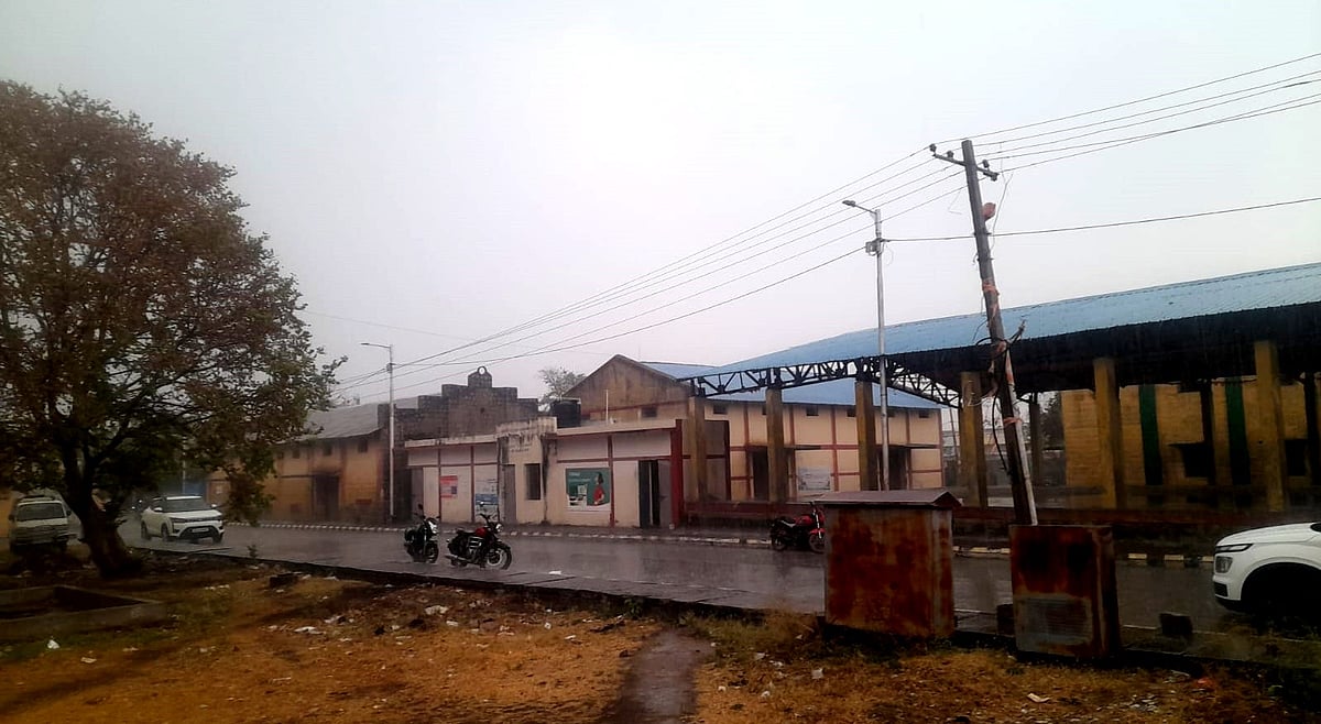 ಕಾರಟಗಿಯಲ್ಲಿ ಆಲಿಕಲ್ಲು ಮಳೆ: ಗುಡುಗು, ಸಿಡಿಲಿನ ಅರ್ಭಟ