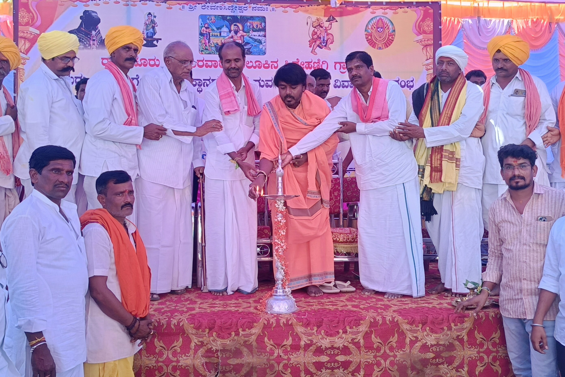 ಕವಿತಾಳ ಸಮೀಪದ ಹಿರೇಹಣಿಗಿ ಗ್ರಾಮದಲ್ಲಿ ಸೋಮವಾರ ನಡೆದ ಸಾಮೂಹಿಕ ವಿವಾಹ ಸಮಾರಂಭವನ್ನು ಅಭಿನವ ಸೋಮನಾಥ ಶಿವಾಚಾರ್ಯ ಸ್ವಾಮೀಜಿ ಉದ್ಘಾಟಿಸಿದರು.