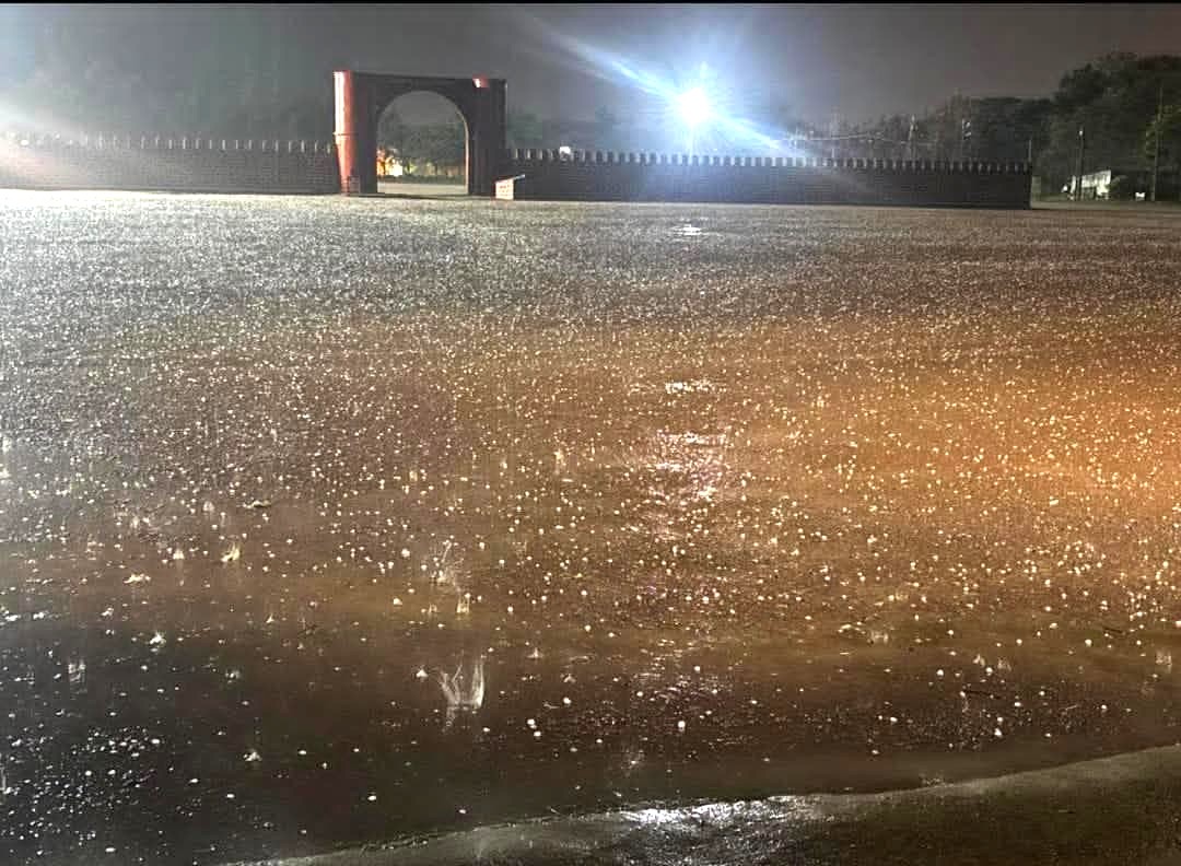 ಬೀದರ್‌ನಲ್ಲಿ ಮಂಗಳವಾರ ರಾತ್ರಿ ಆಲಿಕಲ್ಲು ಮಳೆ ಸುರಿಯಿತು. ನಗರದ ಪೊಲೀಸ್‌ ಪರೇಡ್‌ ಮೈದಾನಕ್ಕೆ ಅಕ್ಷರಶಃ ಆಲಿಕಲ್ಲಿನ ಹೊದಿಕೆ ಹಾಸಿದಂತಾಗಿತ್ತು