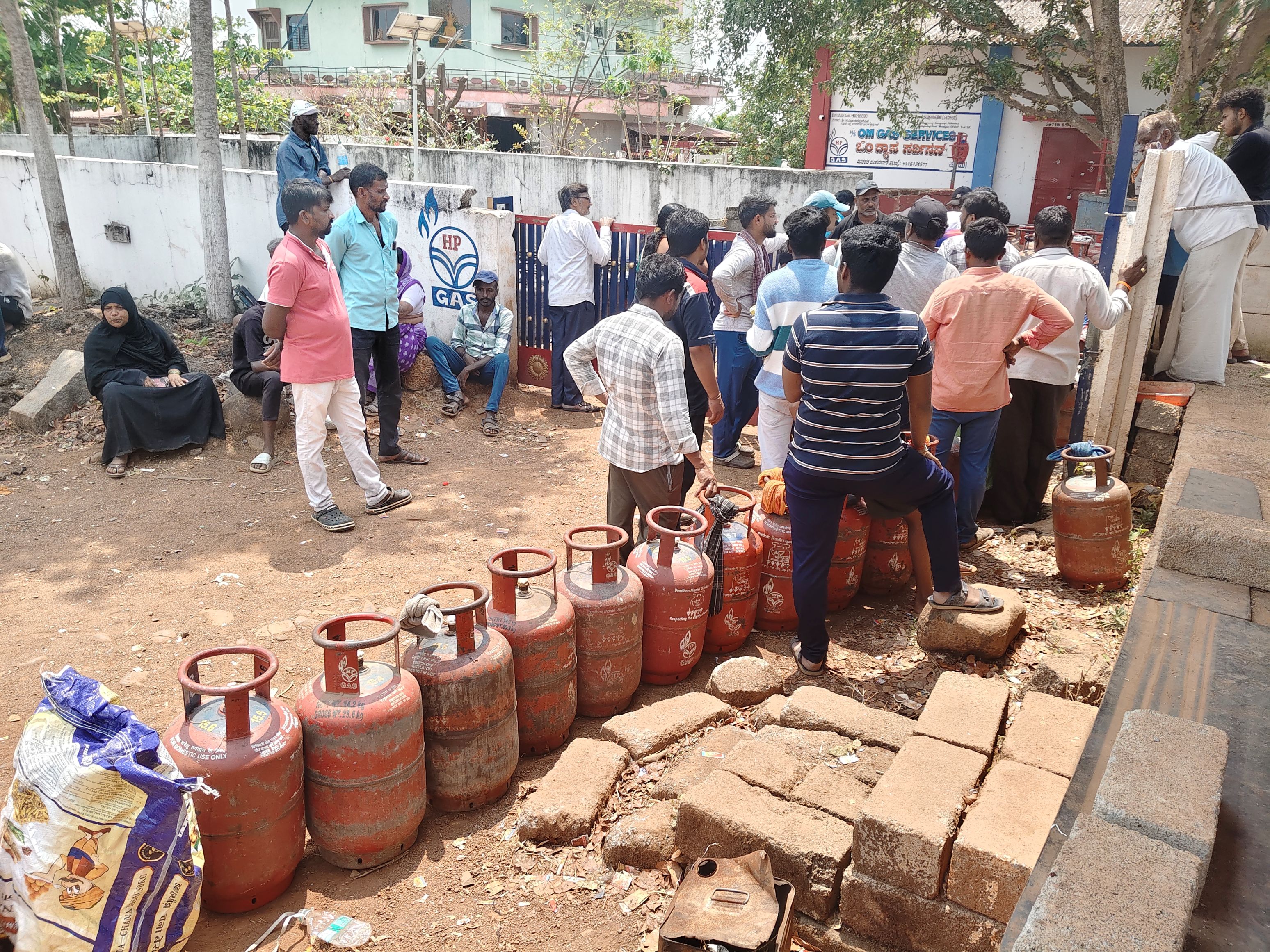 ಮುಂಡಗೋಡ: ಕಟ್ಟಿಗೆ ಒಲೆ ಮೊರೆ ಹೋದ ಹೋಟೆಲ್
