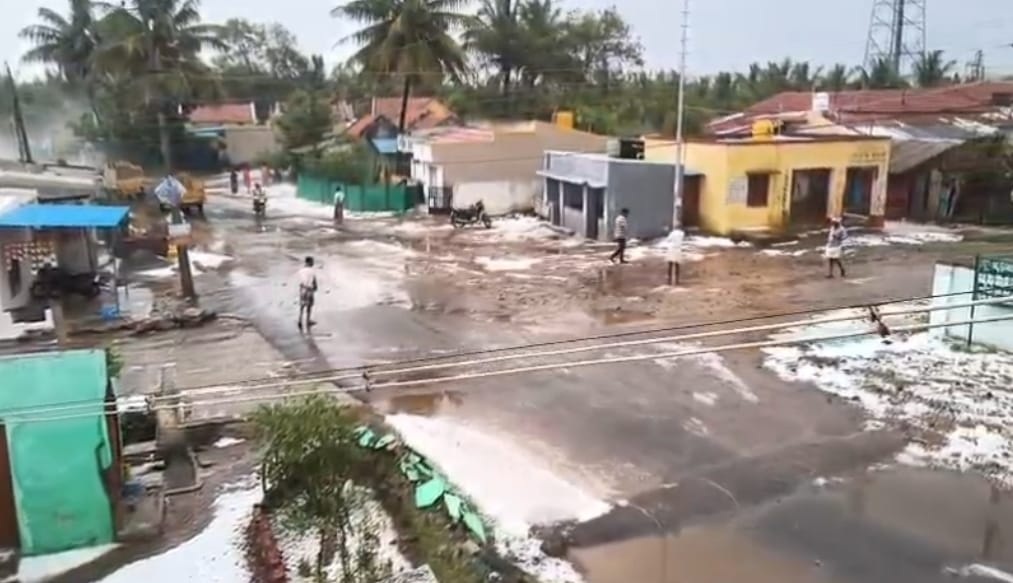 ಚಾಮರಾಜನಗರ ತಾಲ್ಲೂಕಿನ ವೀರನಪುರ ಗ್ರಾಮದಲ್ಲಿ ಕಂಡುಬಂದ ಆಲಿಕಲ್ಲುಗಳ ರಾಶಿ