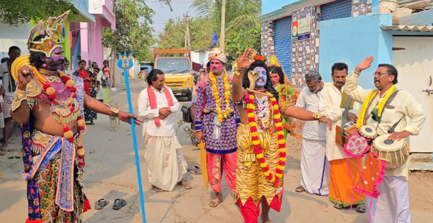 ತೆಕ್ಕಲಕೋಟೆ ಸಮೀಪದ ಸಿರಿಗೇರಿ ಗ್ರಾಮದಲ್ಲಿ ಅಲೆಮಾರಿ ಹಗಲು ವೇಷಗಾರರು ಮನೆಮನೆಗೆ ತೆರಳಿ ಮೋಹಿನಿ ಭಸ್ಮಾಸುರ ಪ್ರಸಂಗ ಪ್ರದರ್ಶಿಸಿದರು