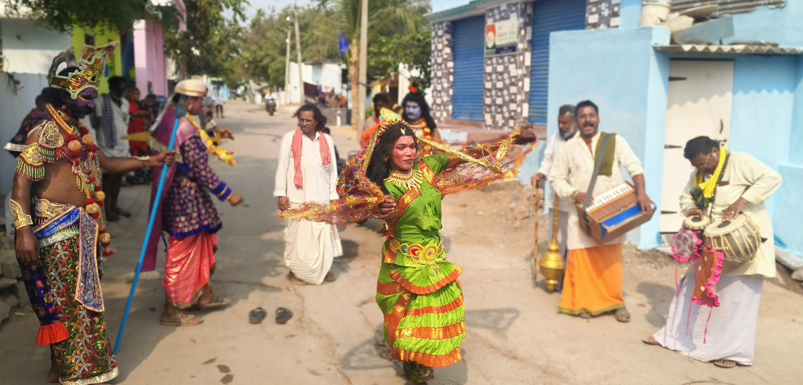 ತೆಕ್ಕಲಕೋಟೆ ಸಮೀಪದ ಸಿರಿಗೇರಿ ಗ್ರಾಮದಲ್ಲಿ ಅಲೆಮಾರಿ ಹಗಲು ವೇಷಗಾರರು ಮನೆಮನೆಗೆ ತೆರಳಿ ಮೋಹಿನಿ ಭಸ್ಮಾಸುರ ಪ್ರಸಂಗ ಪ್ರದರ್ಶಿಸಿದರು