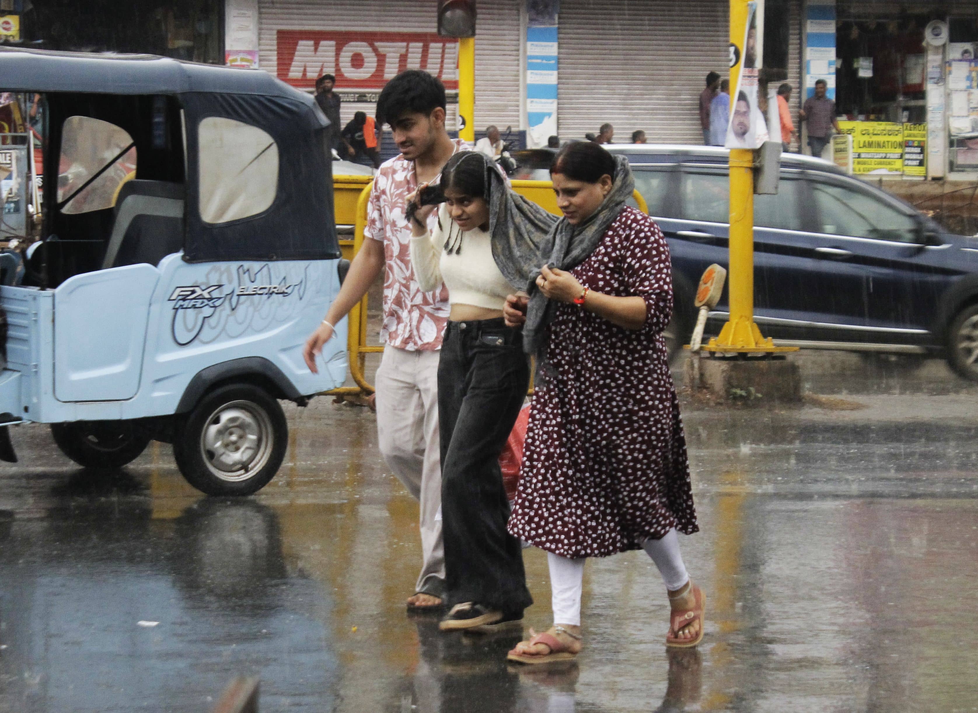 ಹುಬ್ಬಳ್ಳಿಯಲ್ಲಿ ಮಂಗಳವಾರ ಸಂಜೆ ಸುರಿದ ಮಳೆಯಲ್ಲಿಯೇ ಸರ್‌ ಸಿದ್ದಪ್ಪ ಕಾಂಬ್ಳಿ ರಸ್ತೆಯಲ್ಲಿ ಮಹಿಳೆಯರು ಸಾಗಿದರು
–ಪ್ರಜಾವಾಣಿ ಚಿತ್ರ: ಗುರು ಹಬೀಬ