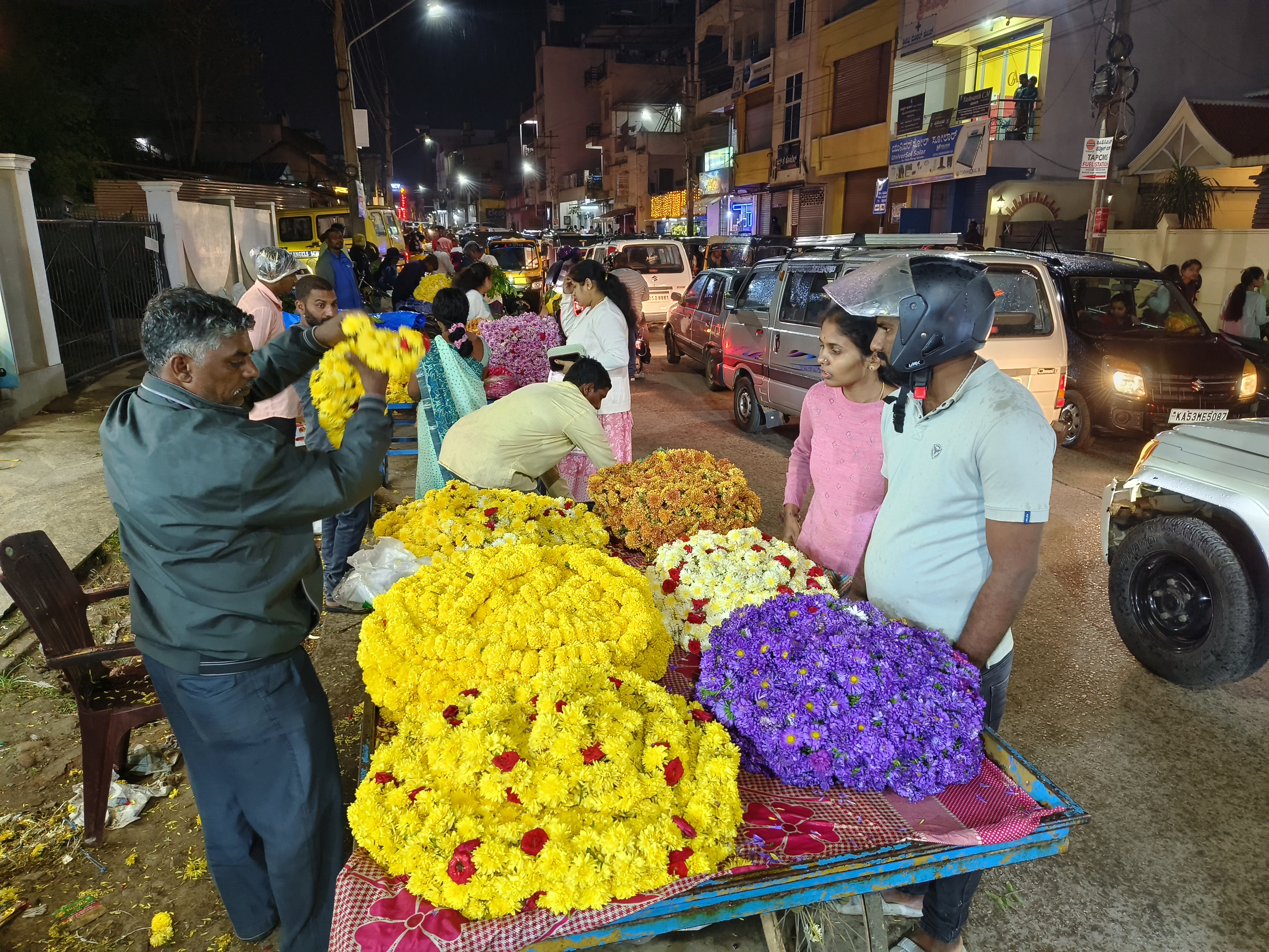ಚಿಕ್ಕಮಗಳೂರಿನ ಬಸವನಹಳ್ಳಿ ಮುಖ್ಯರಸ್ತೆಯಲ್ಲಿ ಹೂವಿನ ವ್ಯಾಪಾರ ನಡೆಯುತ್ತಿರುವುದು
