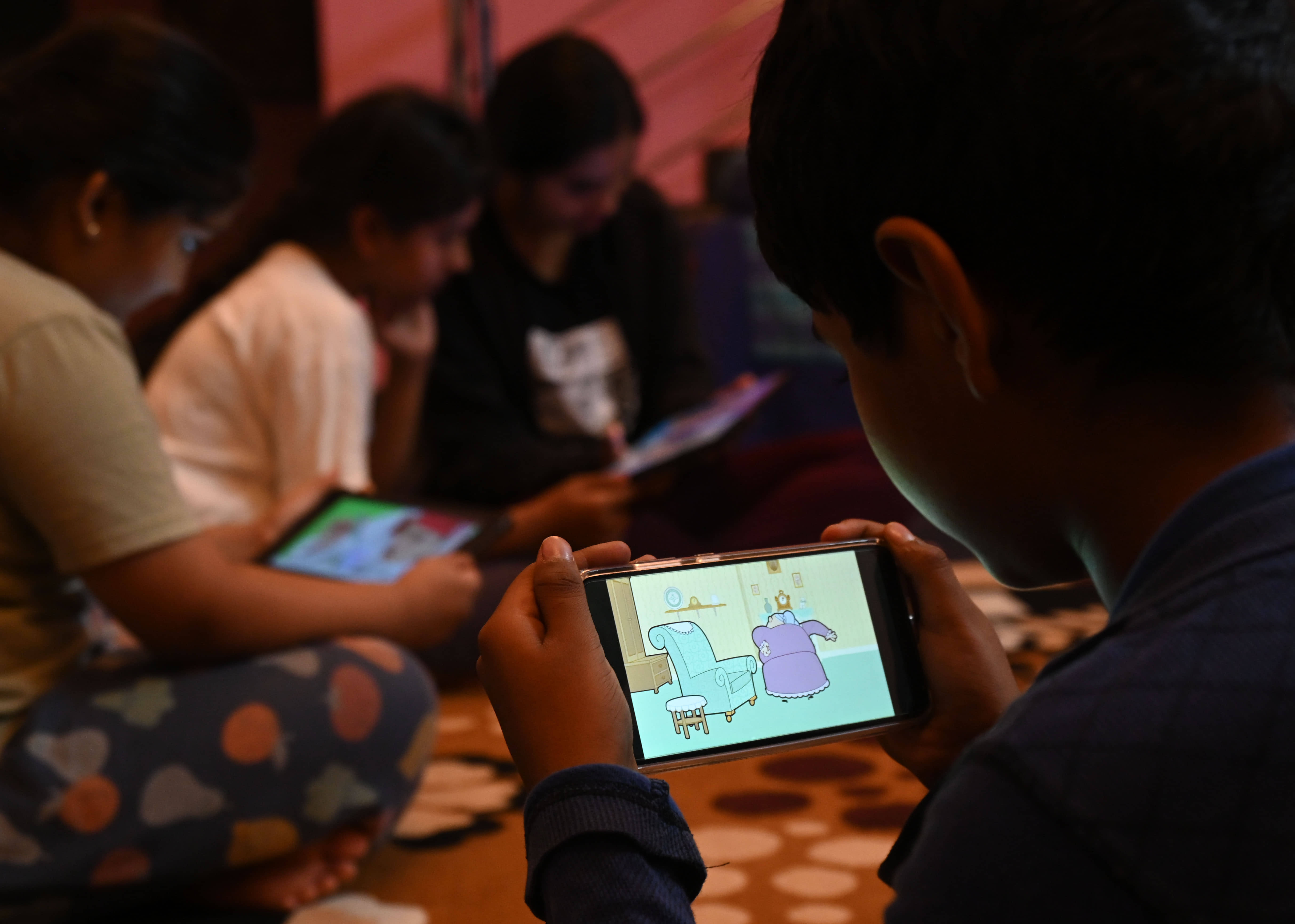 ಮೊಬೈಲ್ ಗೇಮ್‌ನಲ್ಲಿ ನಿರತರಾಗಿರುವ ಮಕ್ಕಳು  