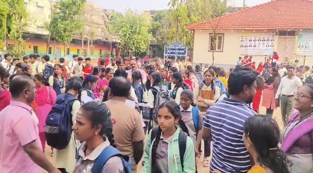ಬಿಡದಿಯ ಬಸವೇಶ್ವರ ಪ್ರೌಢಶಾಲೆಯ ಎಸ್‌ಎಸ್‌ಎಲ್‌ಸಿ ಪರೀಕ್ಷಾ ಕೇಂದ್ರದ ಬಳಿ ಕಂಡುಬಂದ ವಿದ್ಯಾರ್ಥಿಗಳು