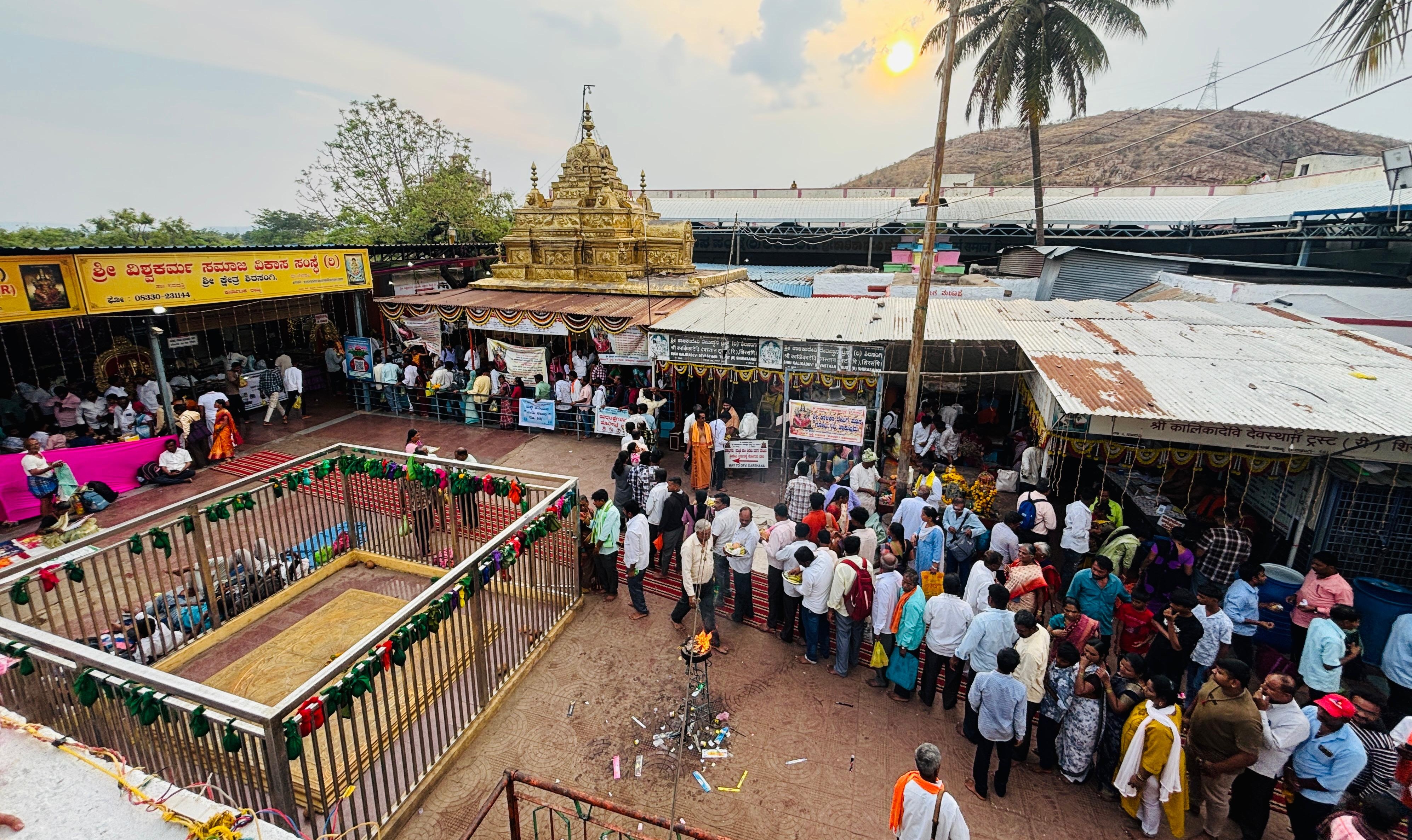ಶಿರಸಂಗಿ ಕಾಳಿಕಾದೇವಿ ದೇವಸ್ಥಾನದಲ್ಲಿ ಬುಧವಾರ ದರ್ಶನಕ್ಕಾಗಿ ಸರದಿ ಸಾಲಿನಲ್ಲಿ ನಿಂತ ಭಕ್ತರು