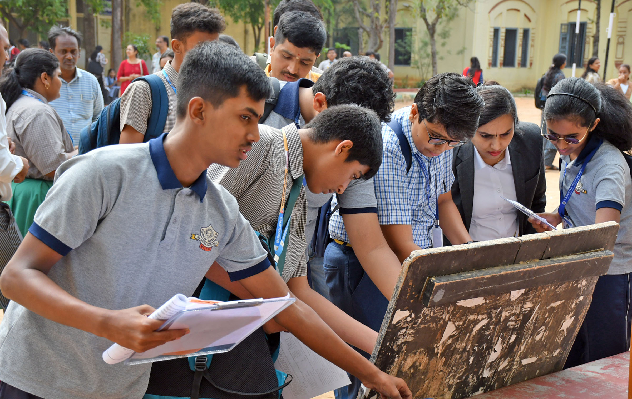 ಪರೀಕ್ಷಾ ಕೊಠಡಿ ಹುಡುಕುತ್ತಿರುವ ವಿದ್ಯಾರ್ಥಿಗಳು –ಪ್ರಜಾವಾಣಿ ಚಿತ್ರ 