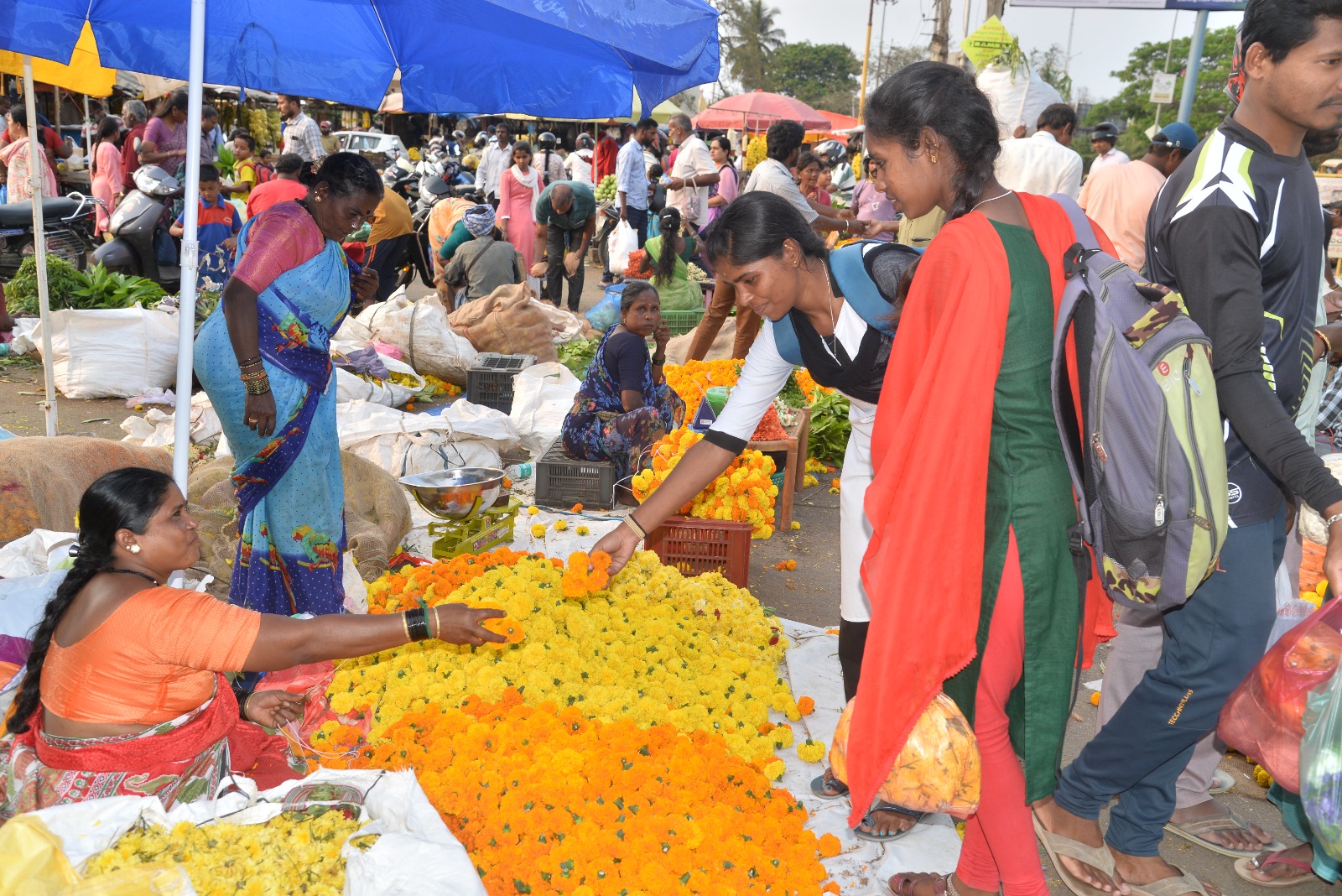 ಯುಗಾದಿ ಹಬ್ಬಕ್ಕೆ ಹೂವು ಖರೀದಿಸಿದ ಯುವತಿಯರು
