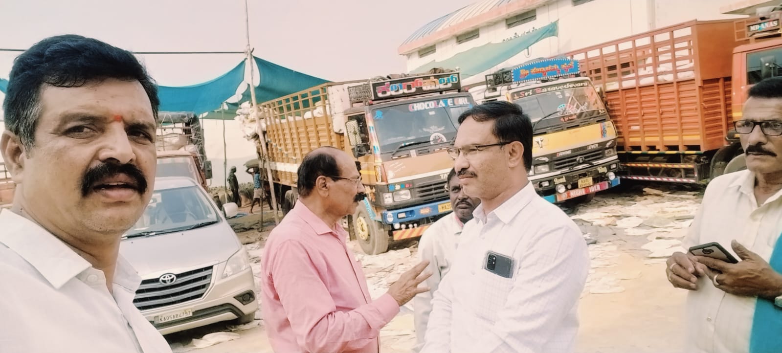 ಕನಕಪುರ ರಾಗಿ ಖರೀದಿ ಕೇಂದ್ರದಲ್ಲಿ ಅಕ್ರಮವಾಗಿ ರಾಗಿ ಮಾರಾಟ ಮಾಡುತ್ತಿರುವ ವಿಚಾರವನ್ನು ರಾಧಾಕೃಷ್ಣ ಅವರೊಂದಿಗೆ ಮಾತನಾಡುತ್ತಿರುವುದು