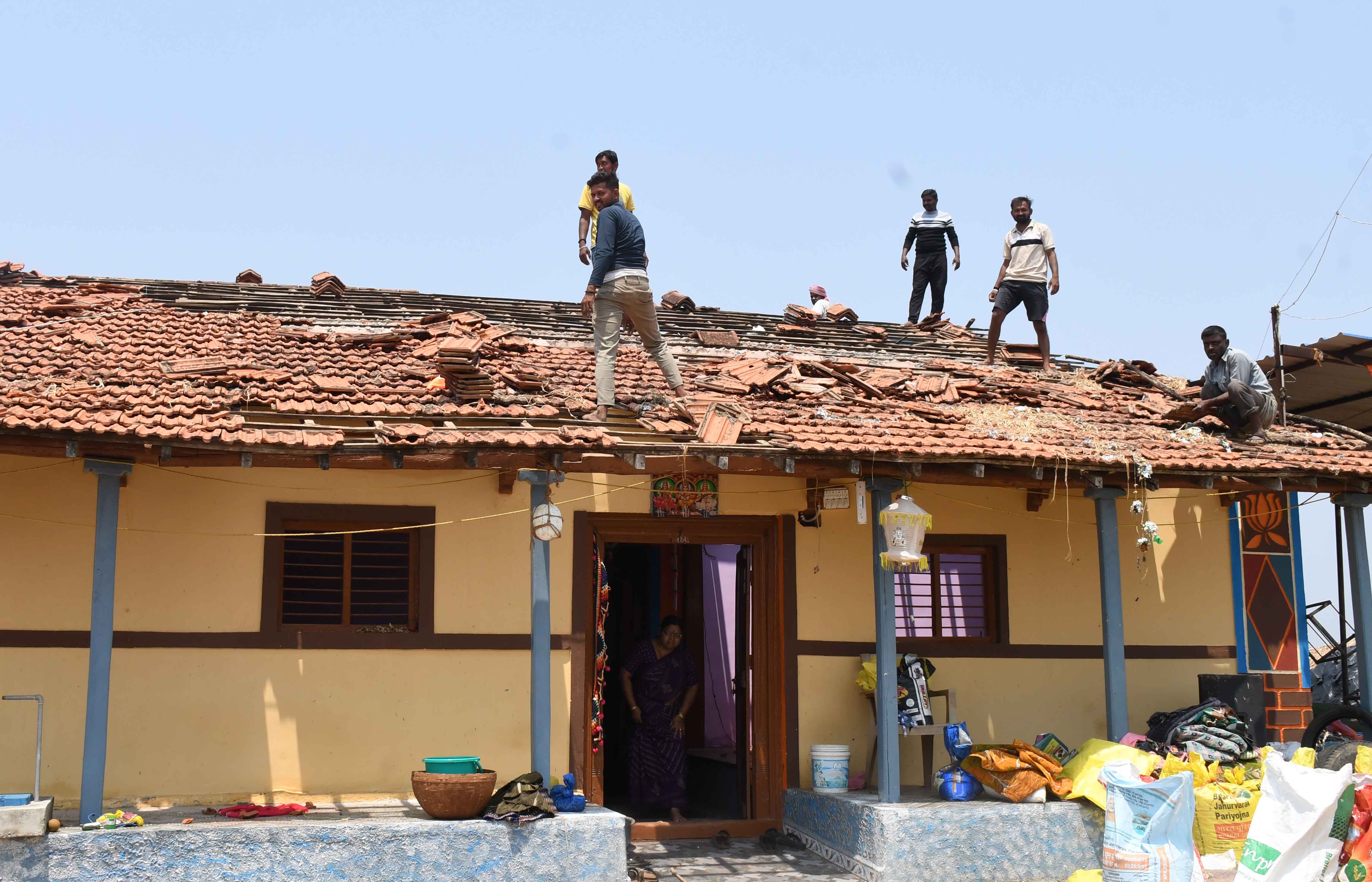 ಧಾರವಾಡ ಜಿಲ್ಲೆಯ ಕಲಘಟಗಿಯ ಹೊರವಲಯದ ಮಾಚಾಪುರದಲ್ಲಿ ಮನೆ ಮೇಲೆ ಆಲಿಕಲ್ಲು ಬಿದ್ದು ಒಡೆದಿದ್ದ ಹೆಂಚುಗಳನ್ನು ತೆಗೆದು ಹೊಸ ಹೆಂಚುಗಳನ್ನು ಅಳವಡಿಸಿದರು
ಪ್ರಜಾವಾಣಿ ಚಿತ್ರ ಬಿ.ಎಂ.ಕೇದಾರನಾಥ