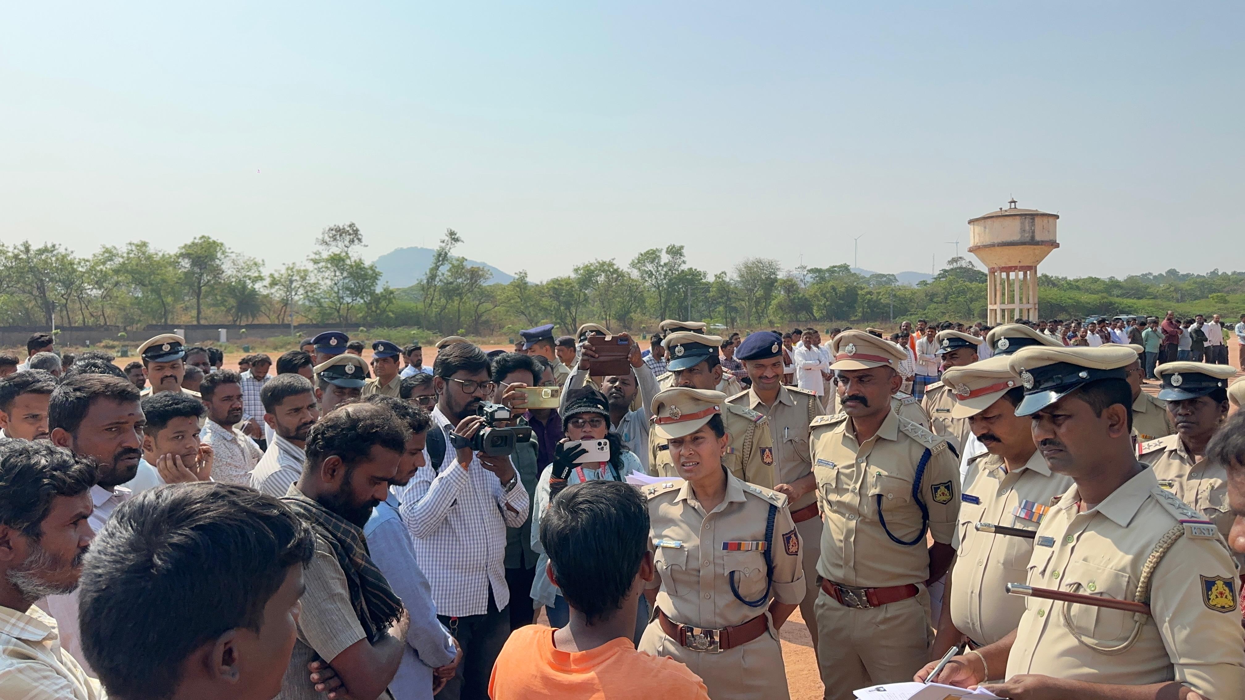 ಹೊಸಪೇಟೆಯಲ್ಲಿ ಬುಧವಾರ ಎಸ್‌ಪಿ ಎಸ್.ಜಾಹ್ನವಿ ಅವರು ರೌಡಿ ಪರೇಡ್ ನಡೆಸಿ ಸುಧಾರಣೆ ಆಗಲು ಸಲಹೆ ನೀಡಿದರು  –ಪ್ರಜಾವಾಣಿ ಚಿತ್ರ